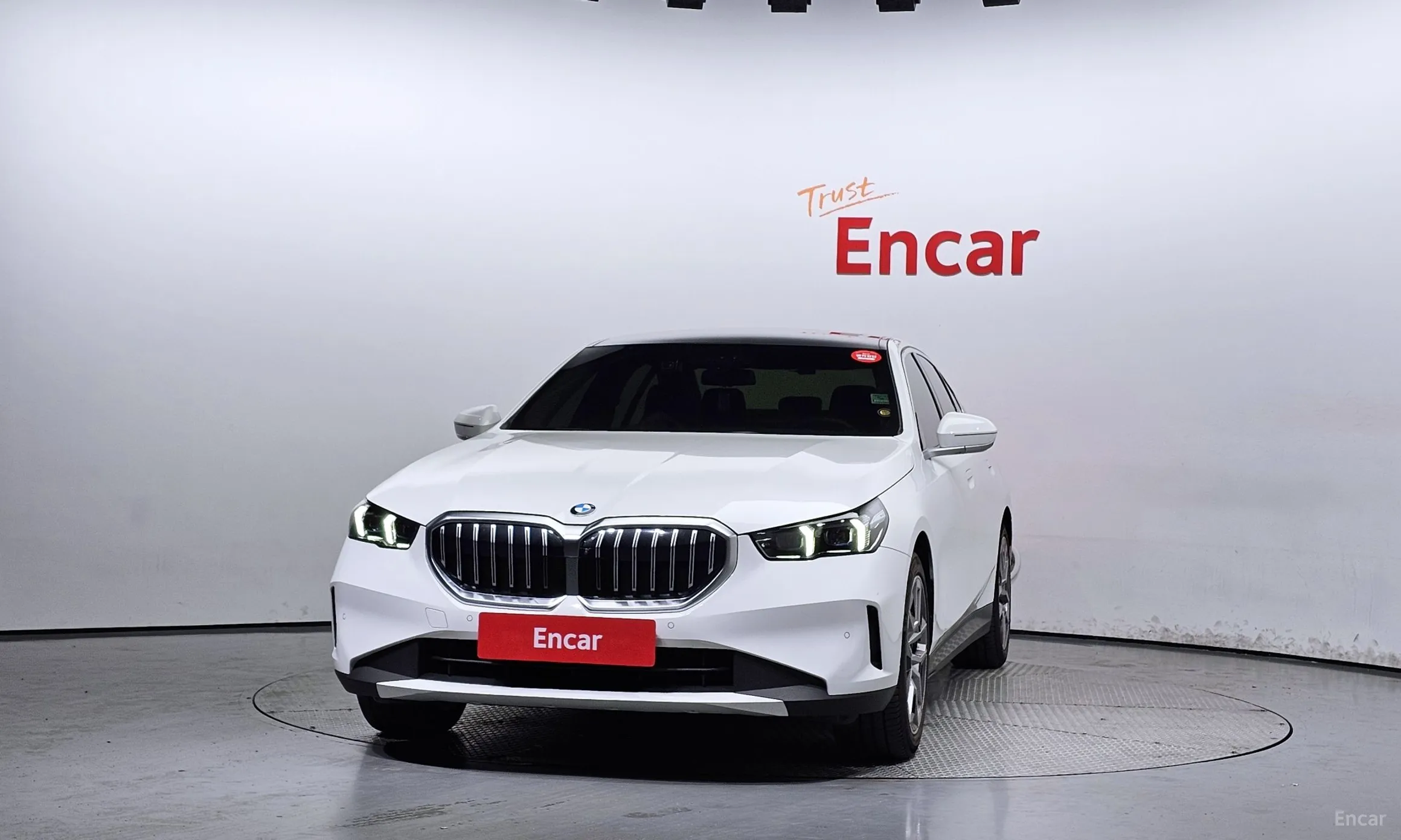 BMW 5 Series (G60) превью 2