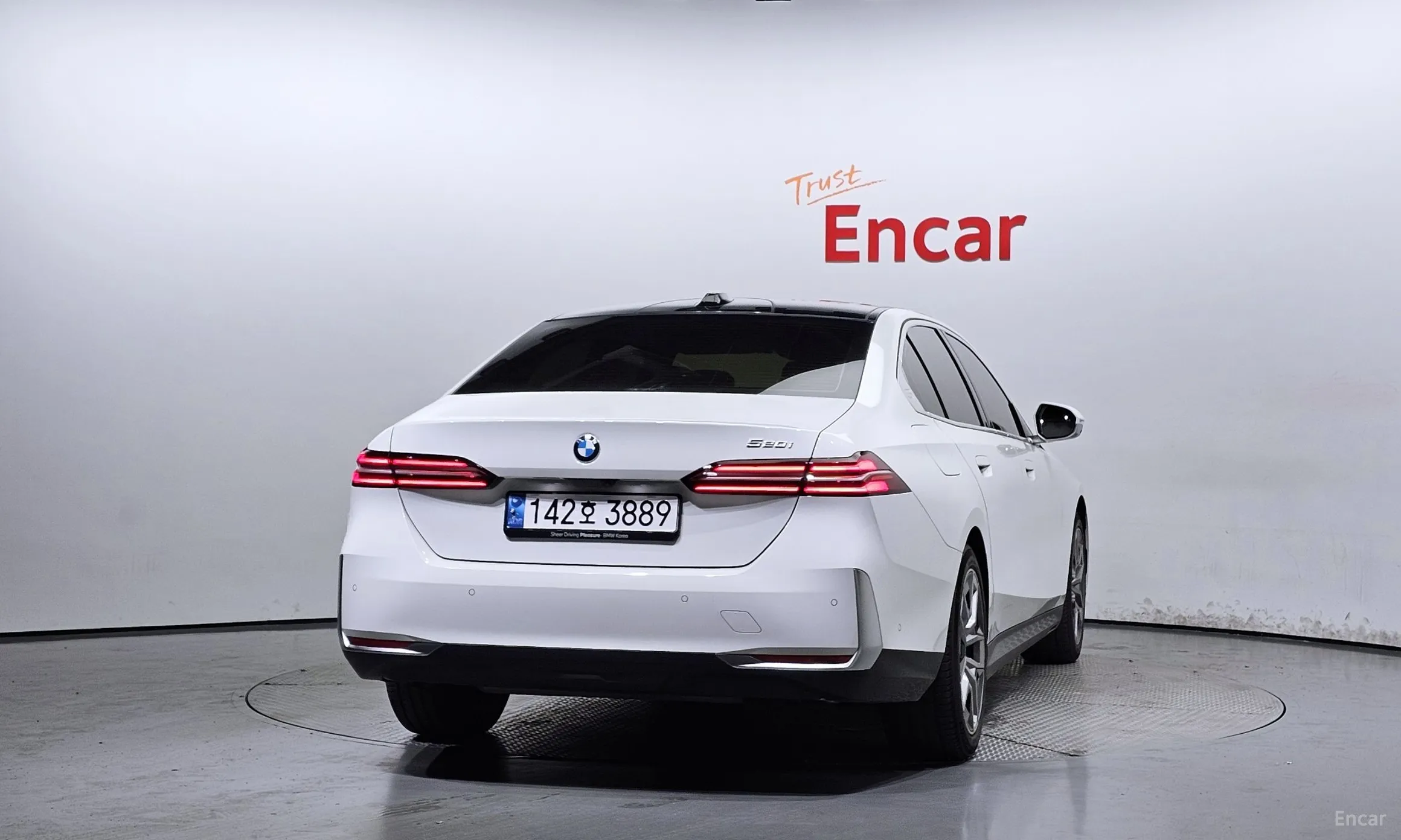 BMW 5 Series (G60) превью 3
