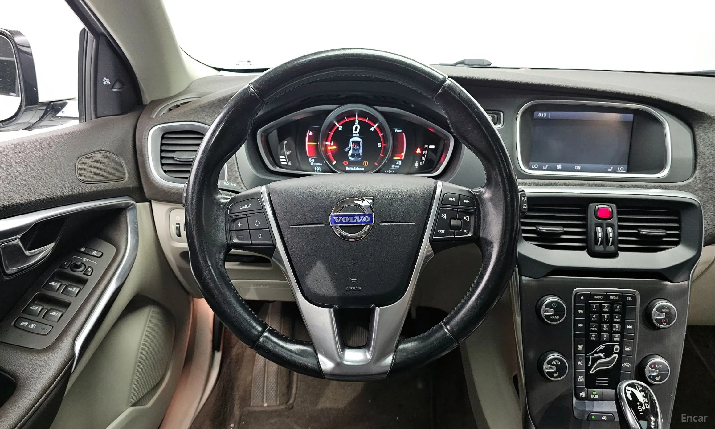 Volvo V40 превью 13