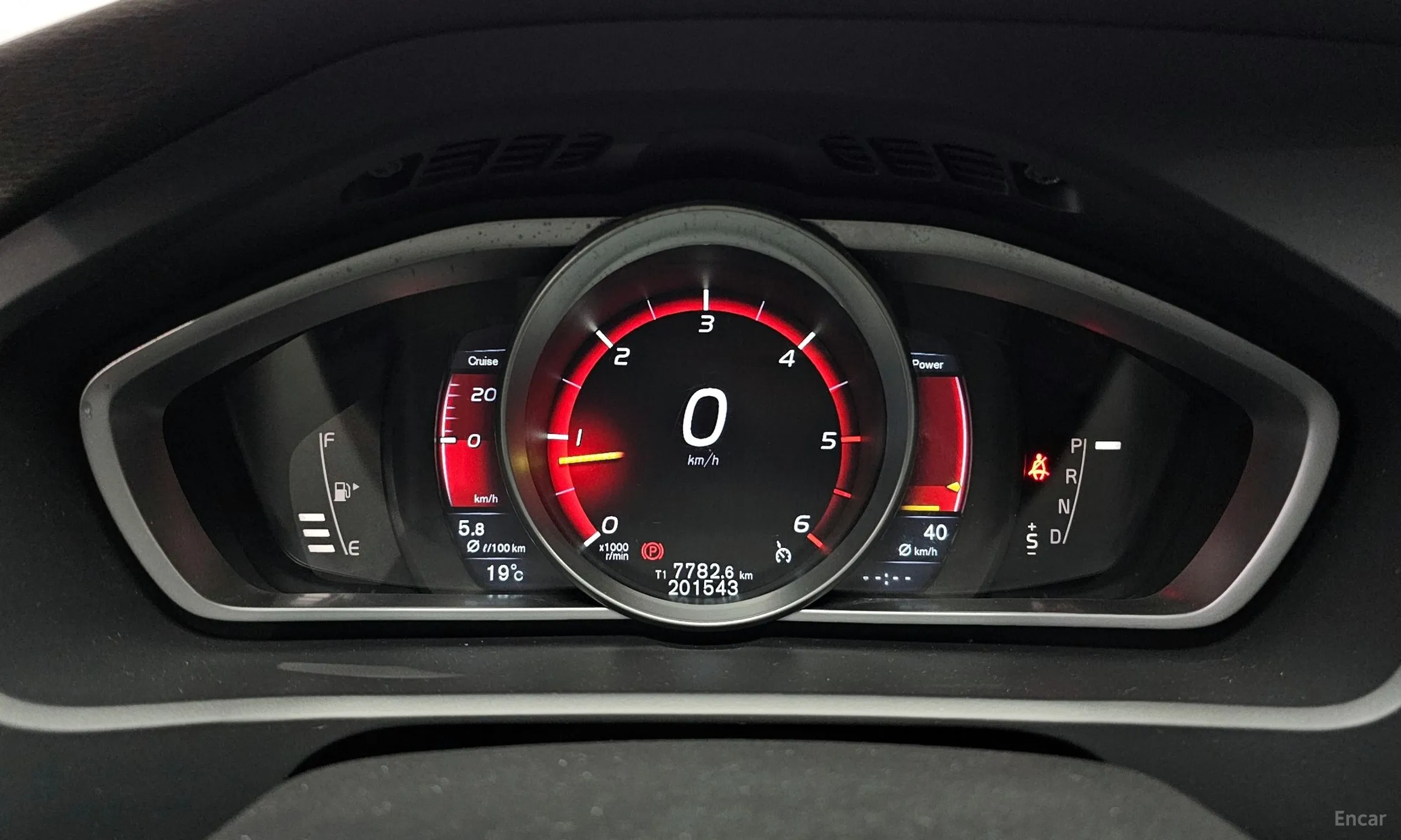 Volvo V40 превью 8
