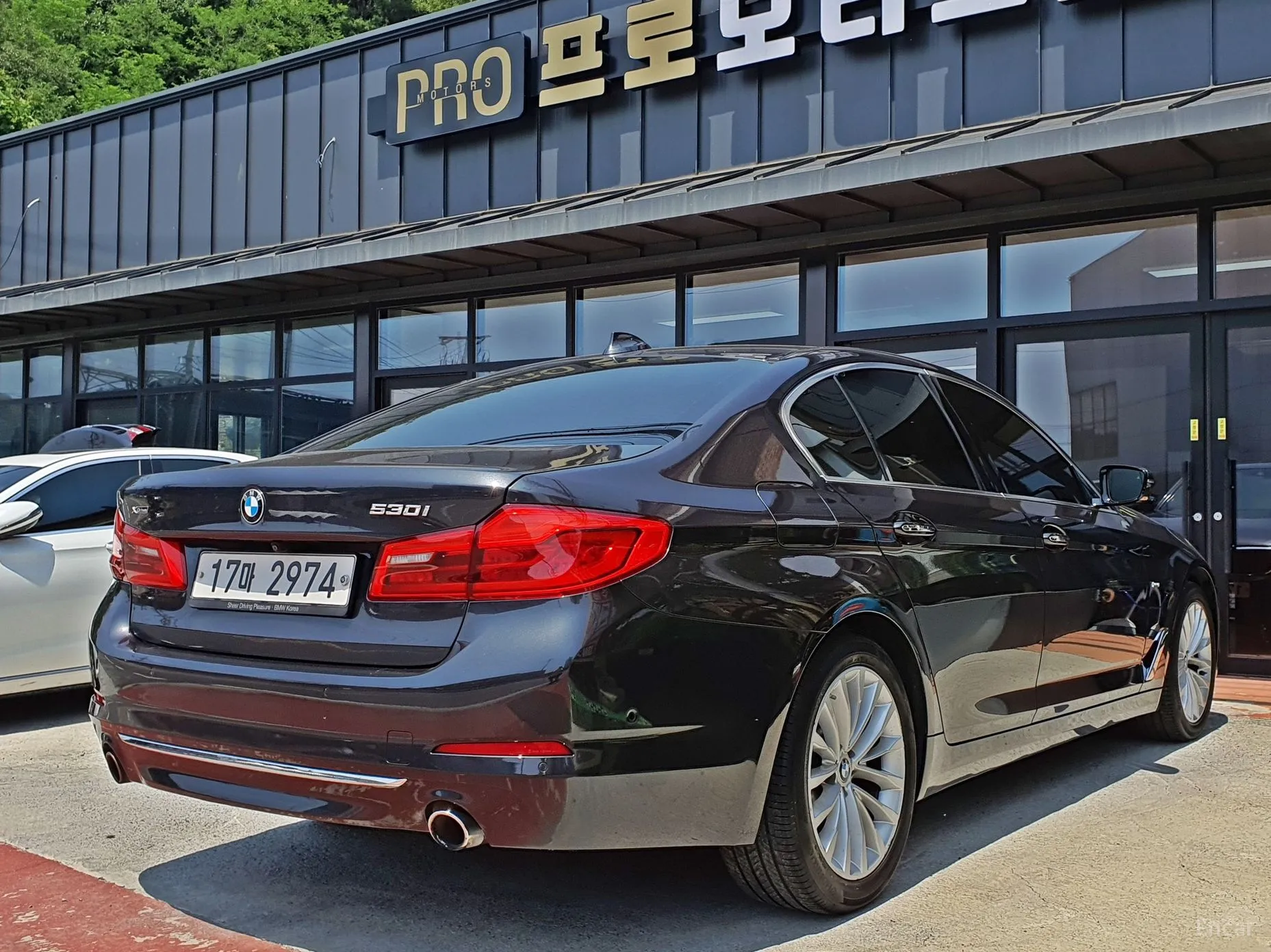 BMW 5 Series (G30) превью 2
