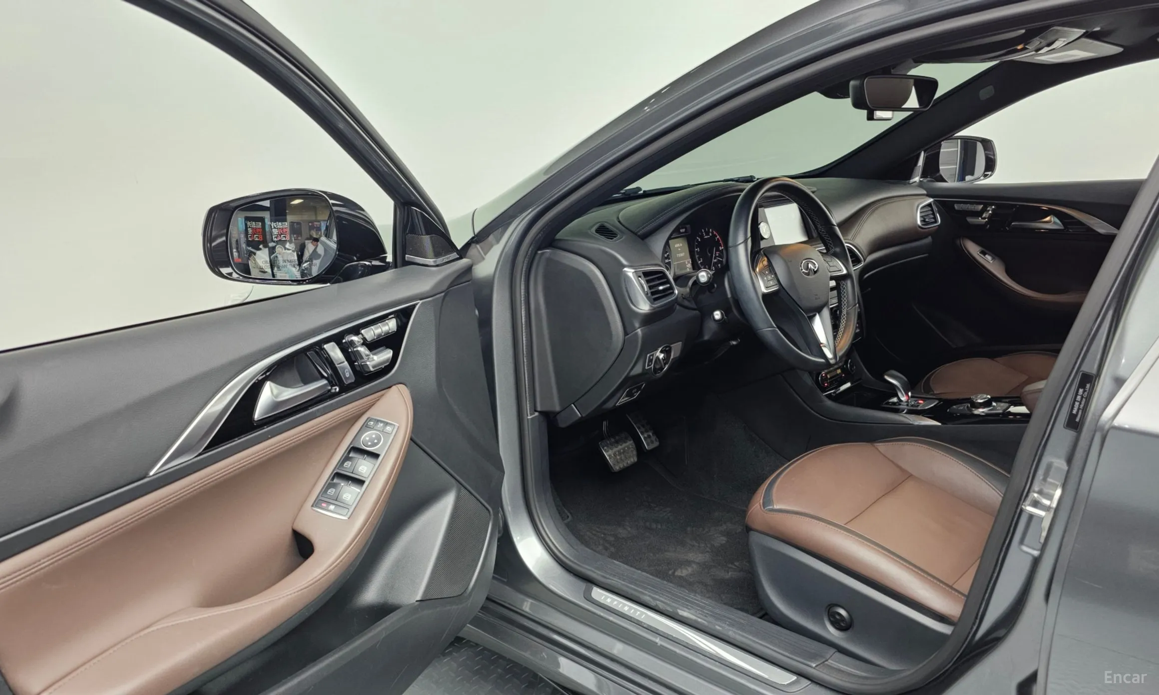 Infiniti Q30 превью 10