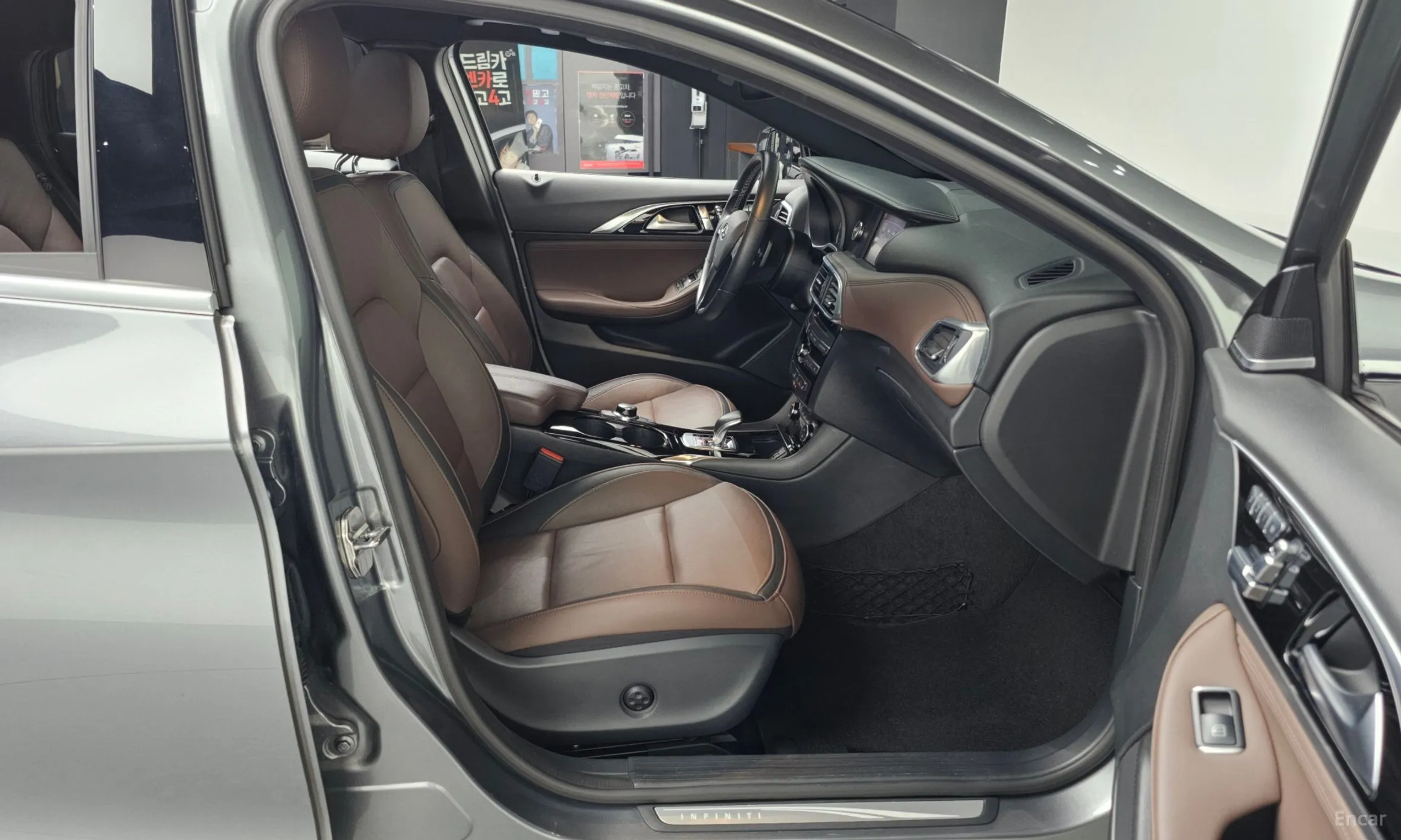 Infiniti Q30 превью 11