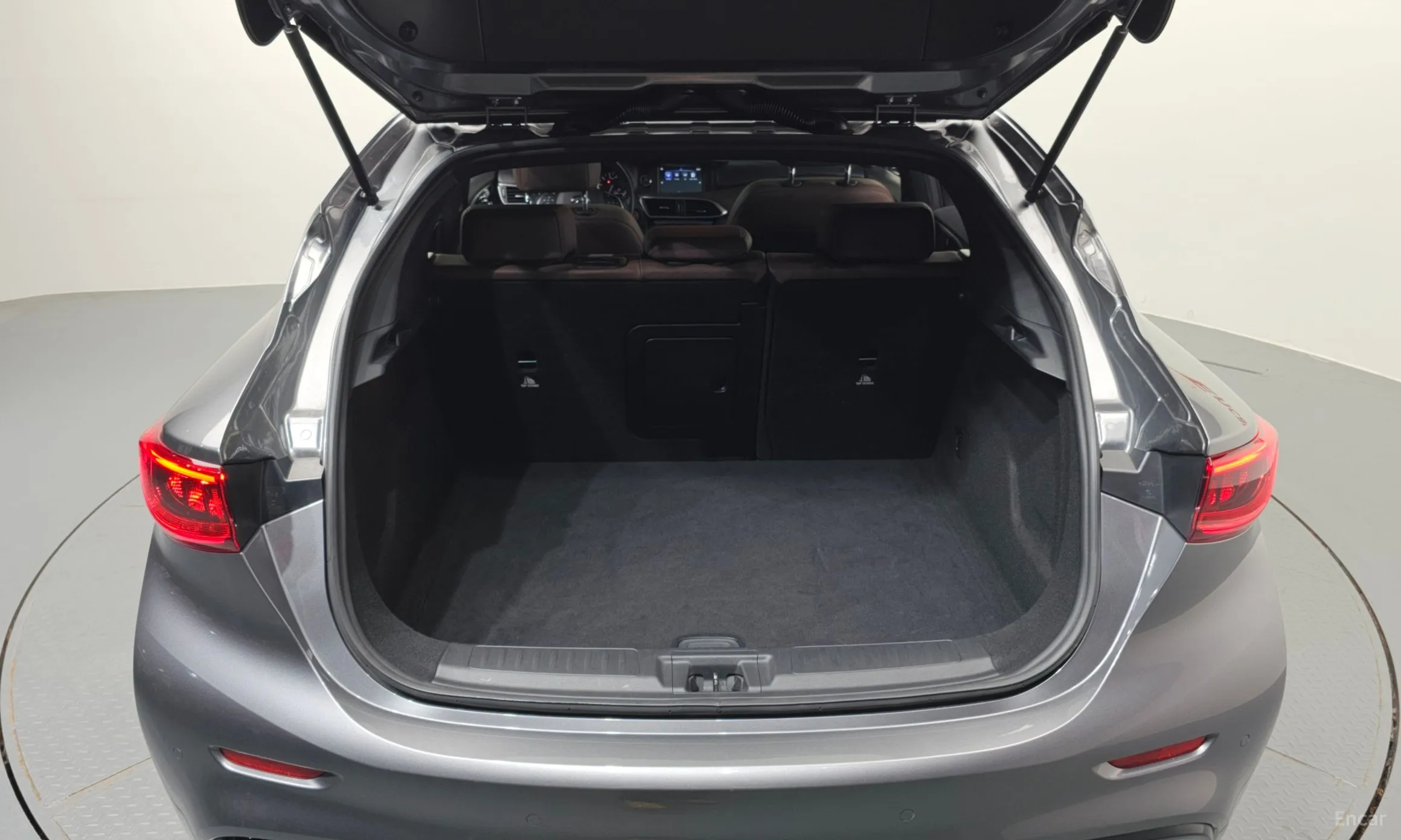 Infiniti Q30 превью 20