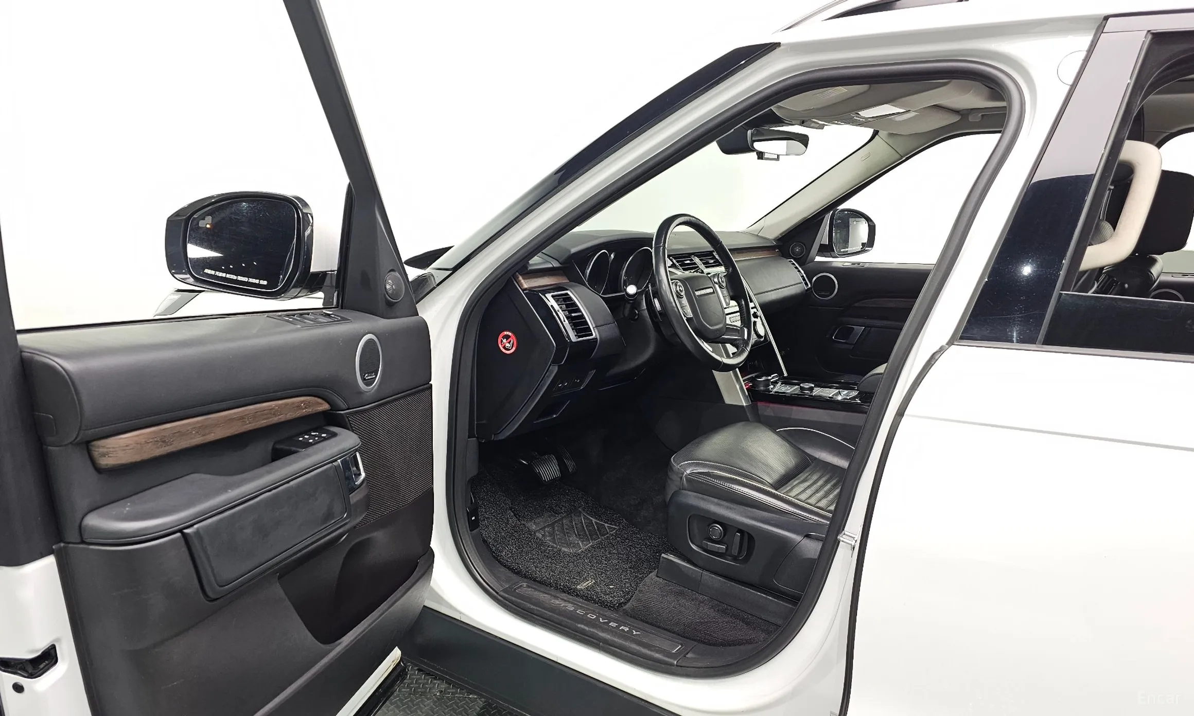 Land Rover Discovery 5 превью 10