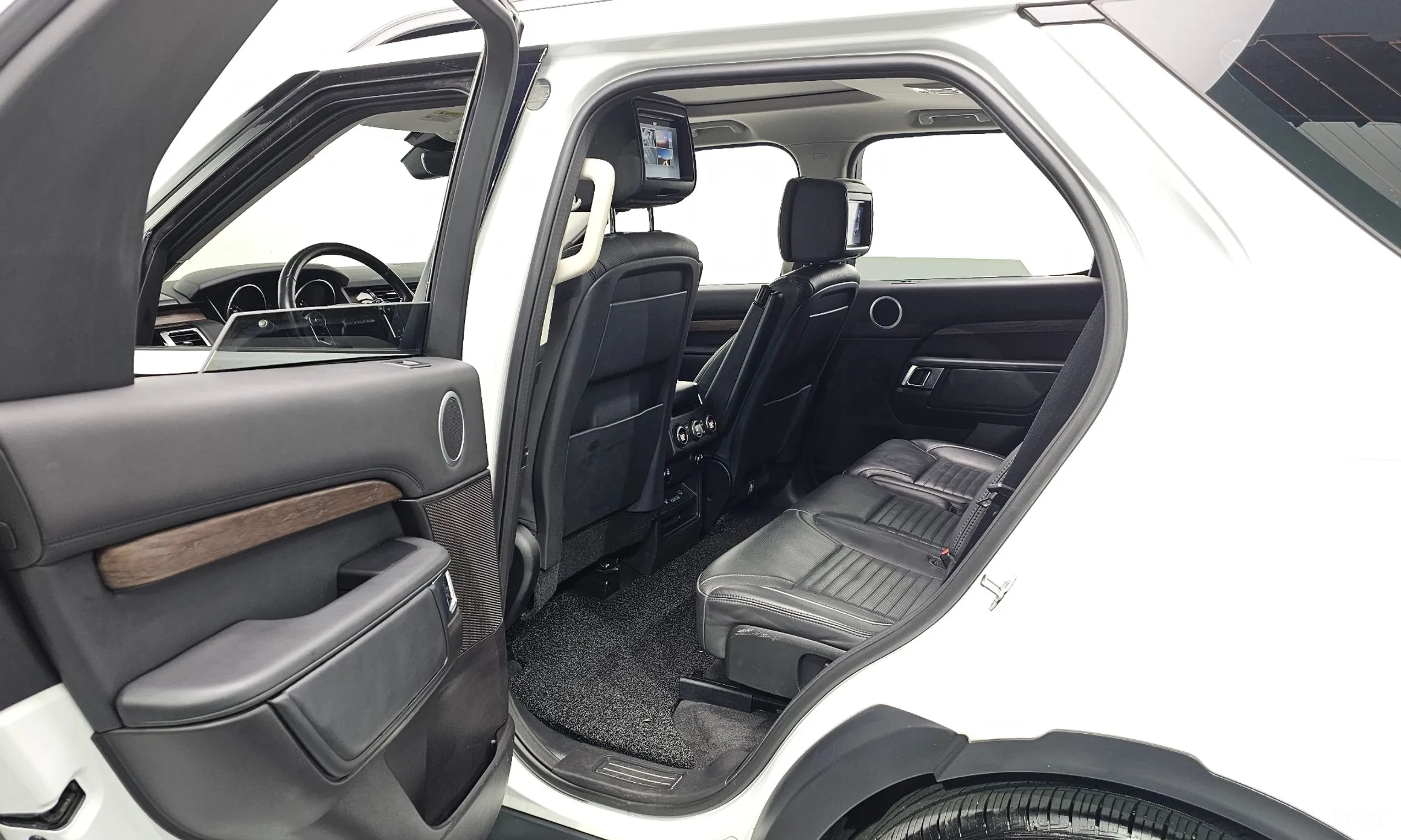 Land Rover Discovery 5 превью 11