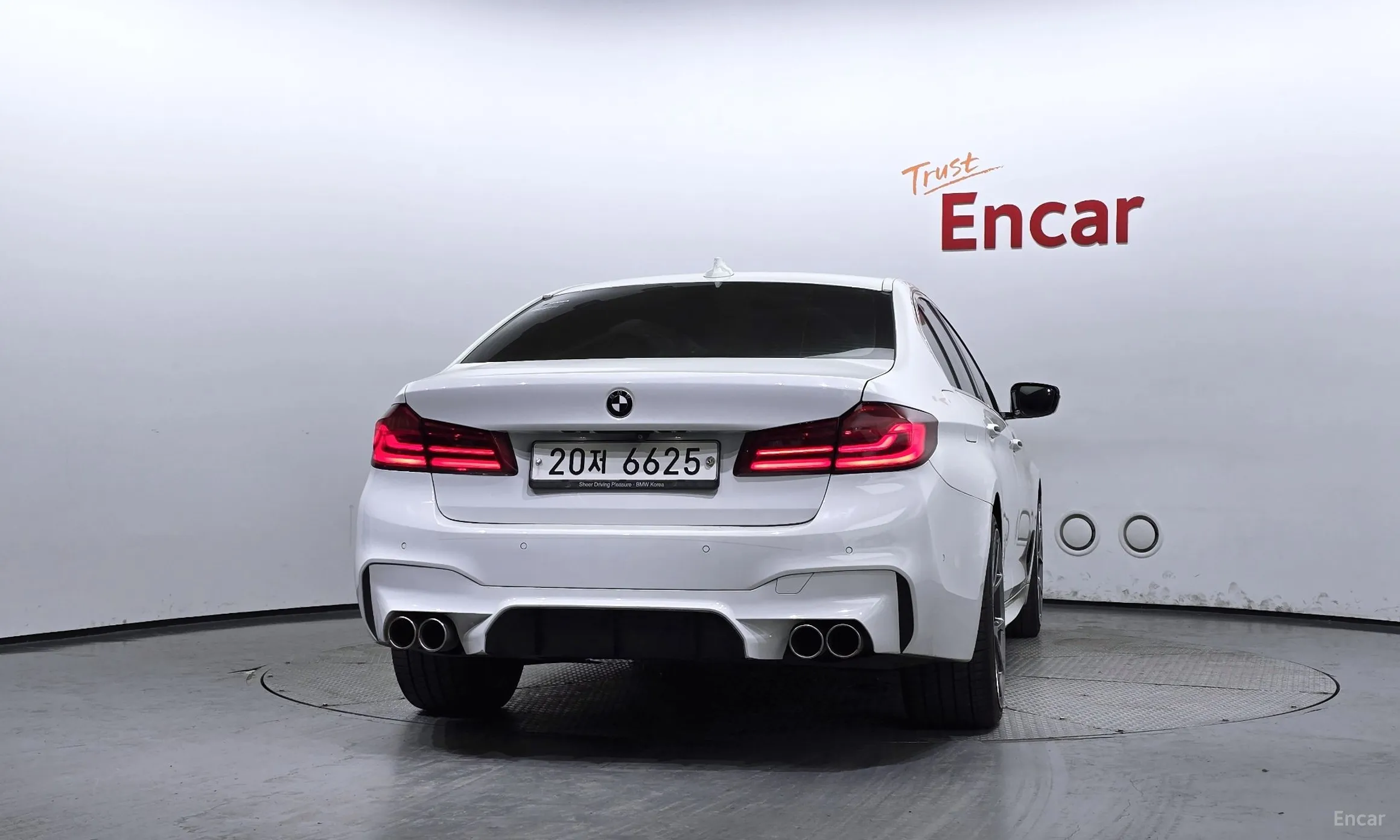 BMW 5 Series (G30) превью 3