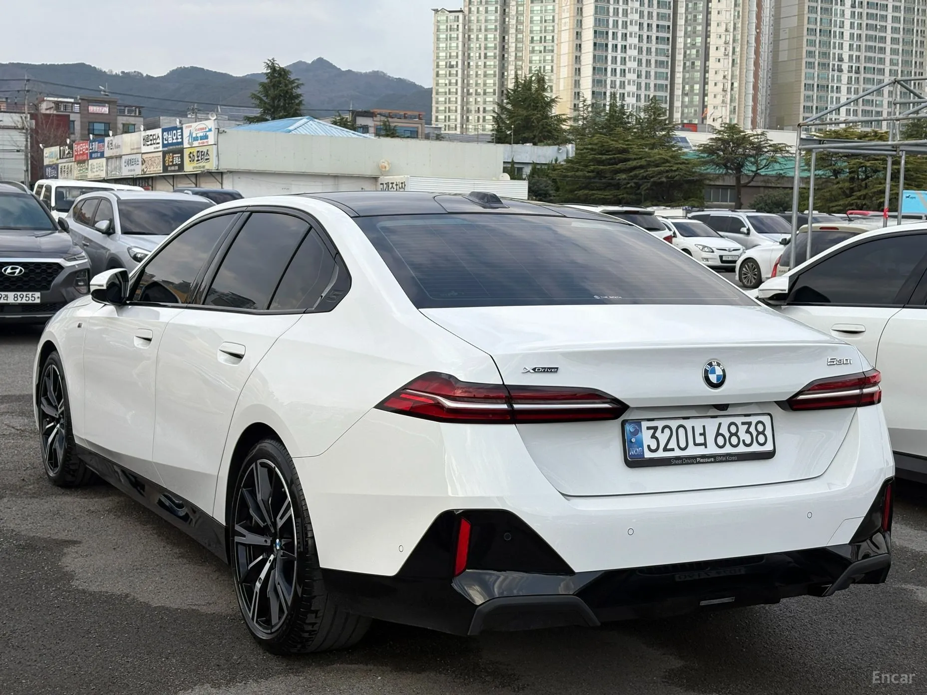 BMW 5 Series (G60) превью 2