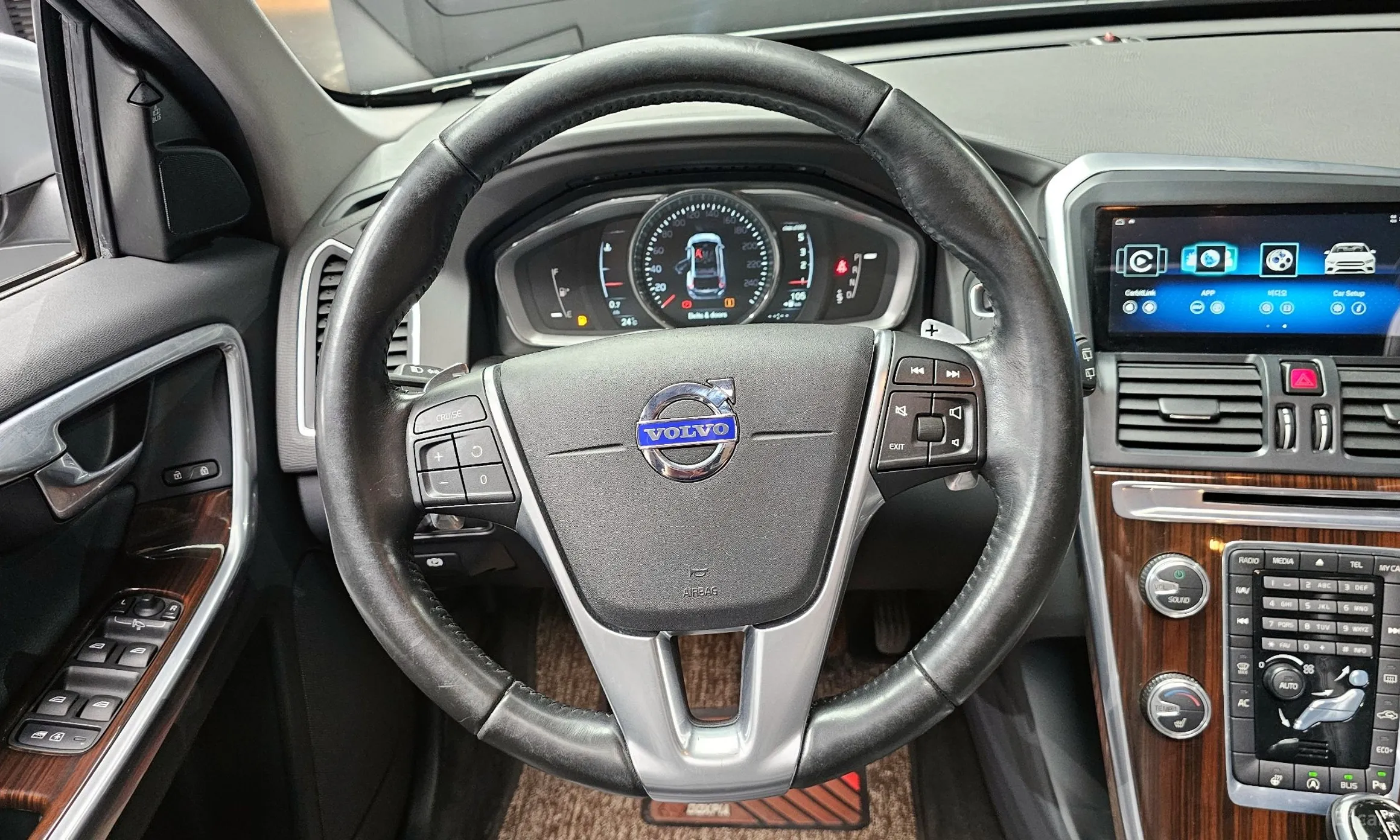 Volvo XC60 превью 13