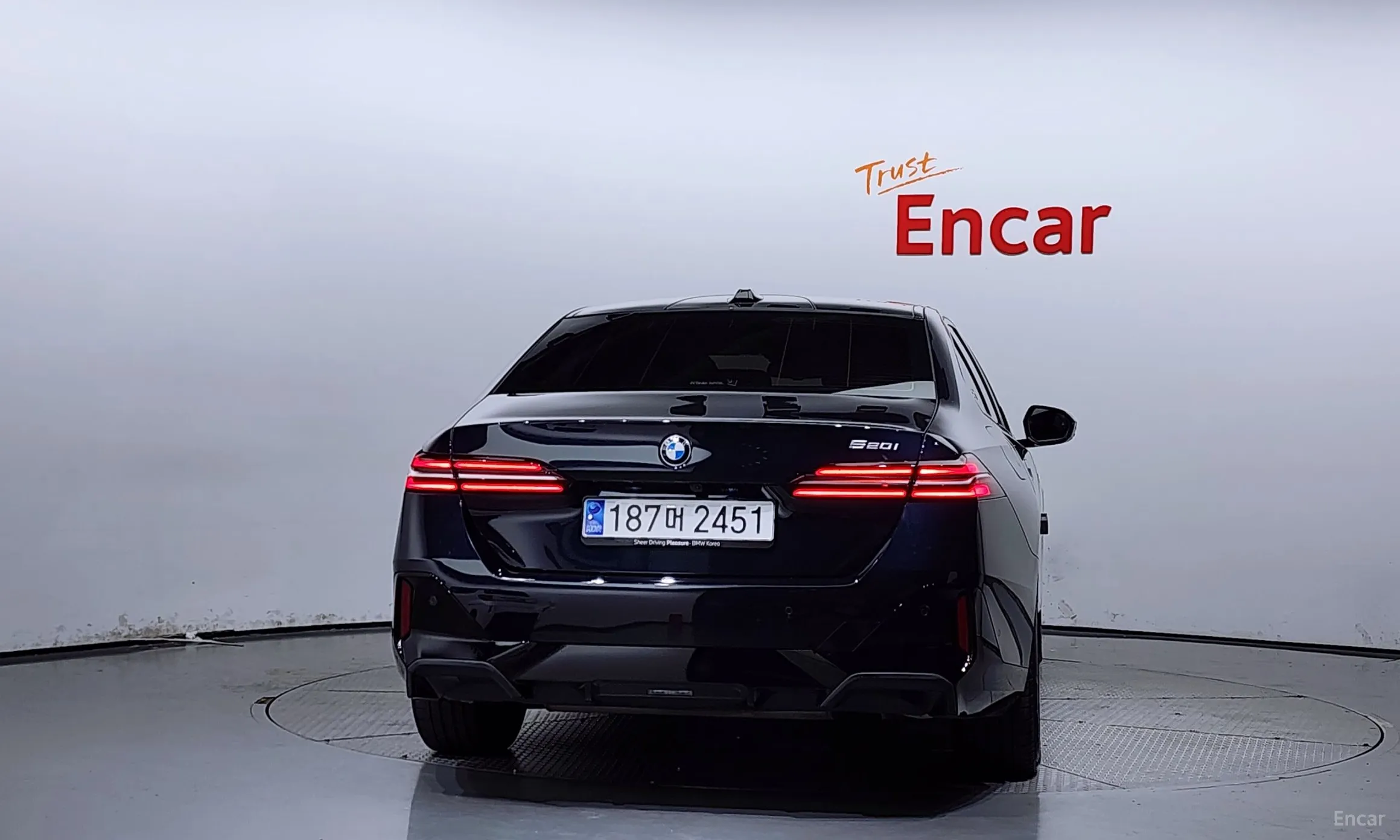 BMW 5 Series (G60) превью 3