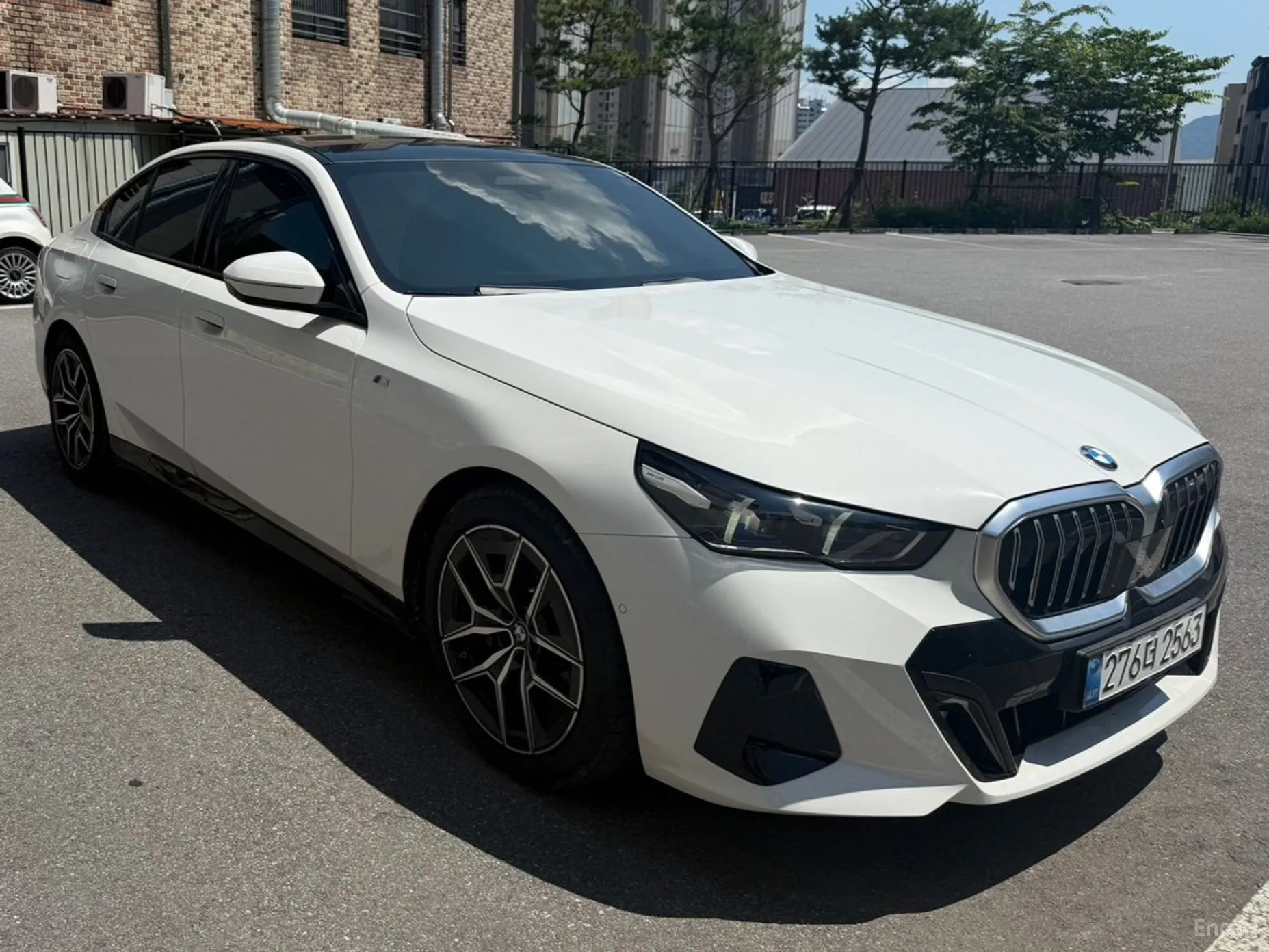 BMW 5 Series (G60) превью 2