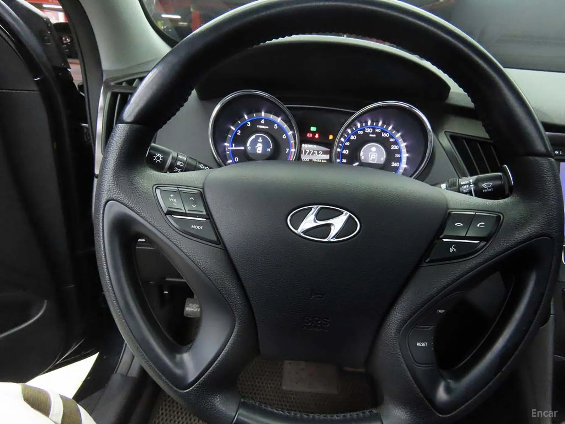 Hyundai YF Sonata превью 4