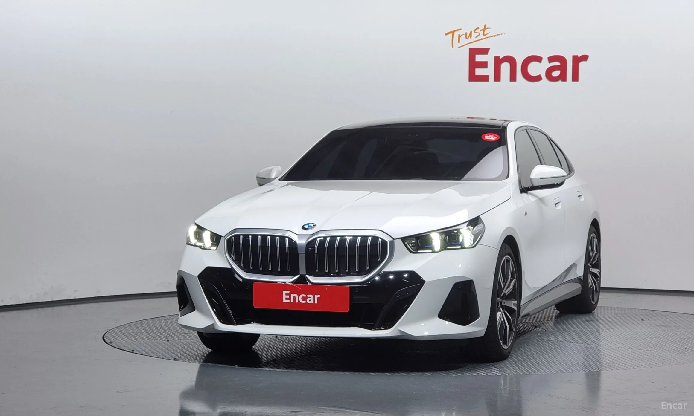 BMW 5 Series (G60) превью 2