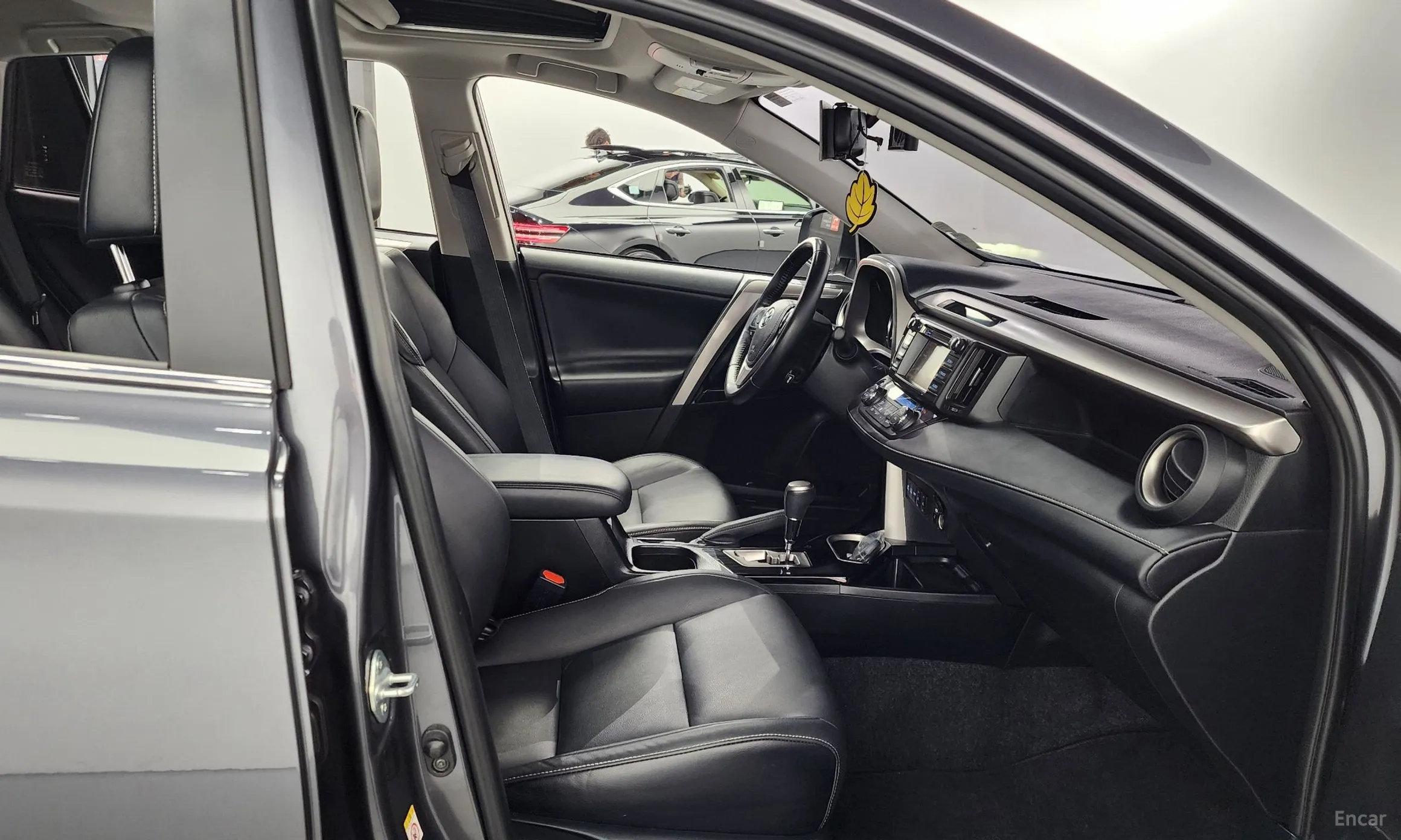 Toyota RAV4 превью 11