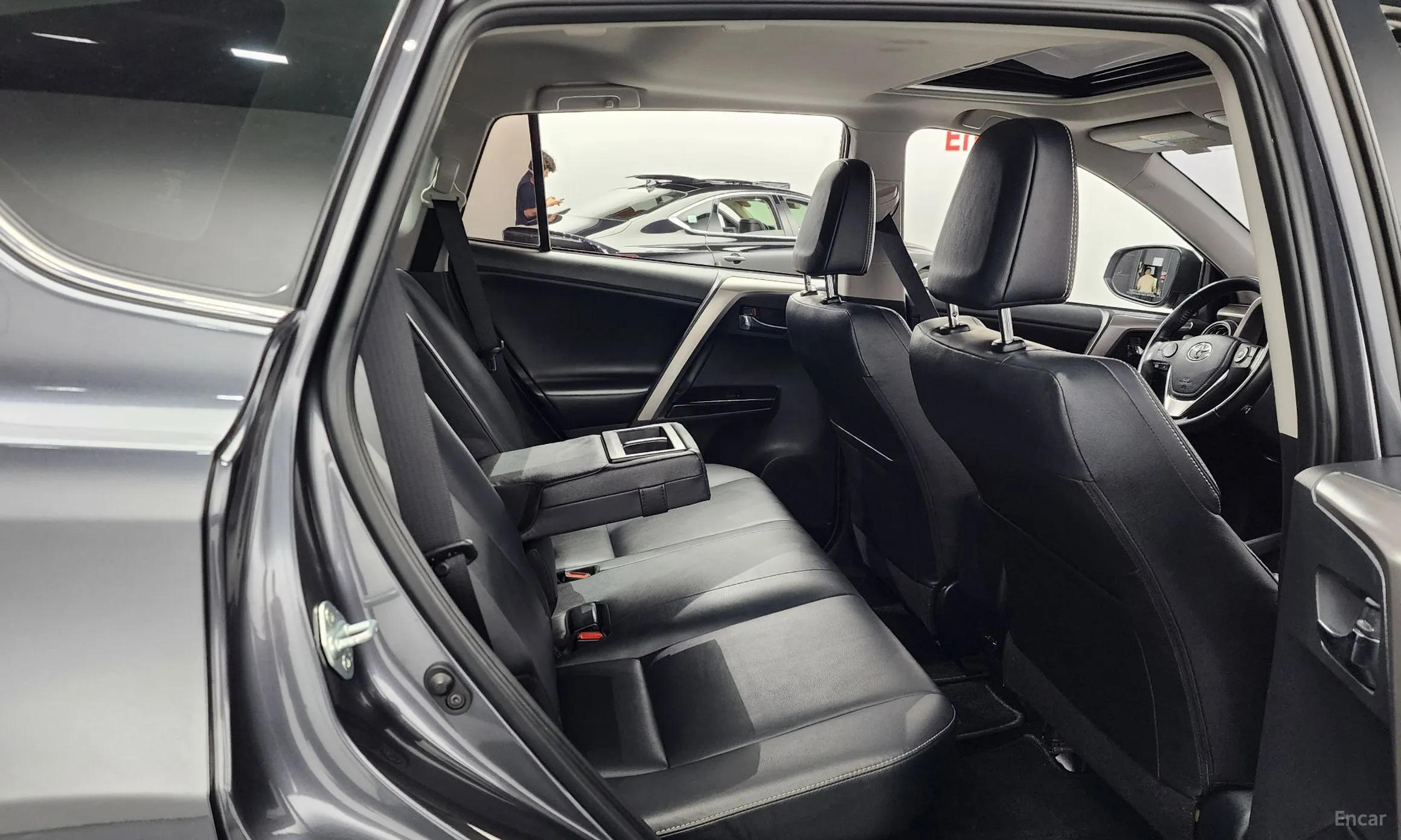 Toyota RAV4 превью 12