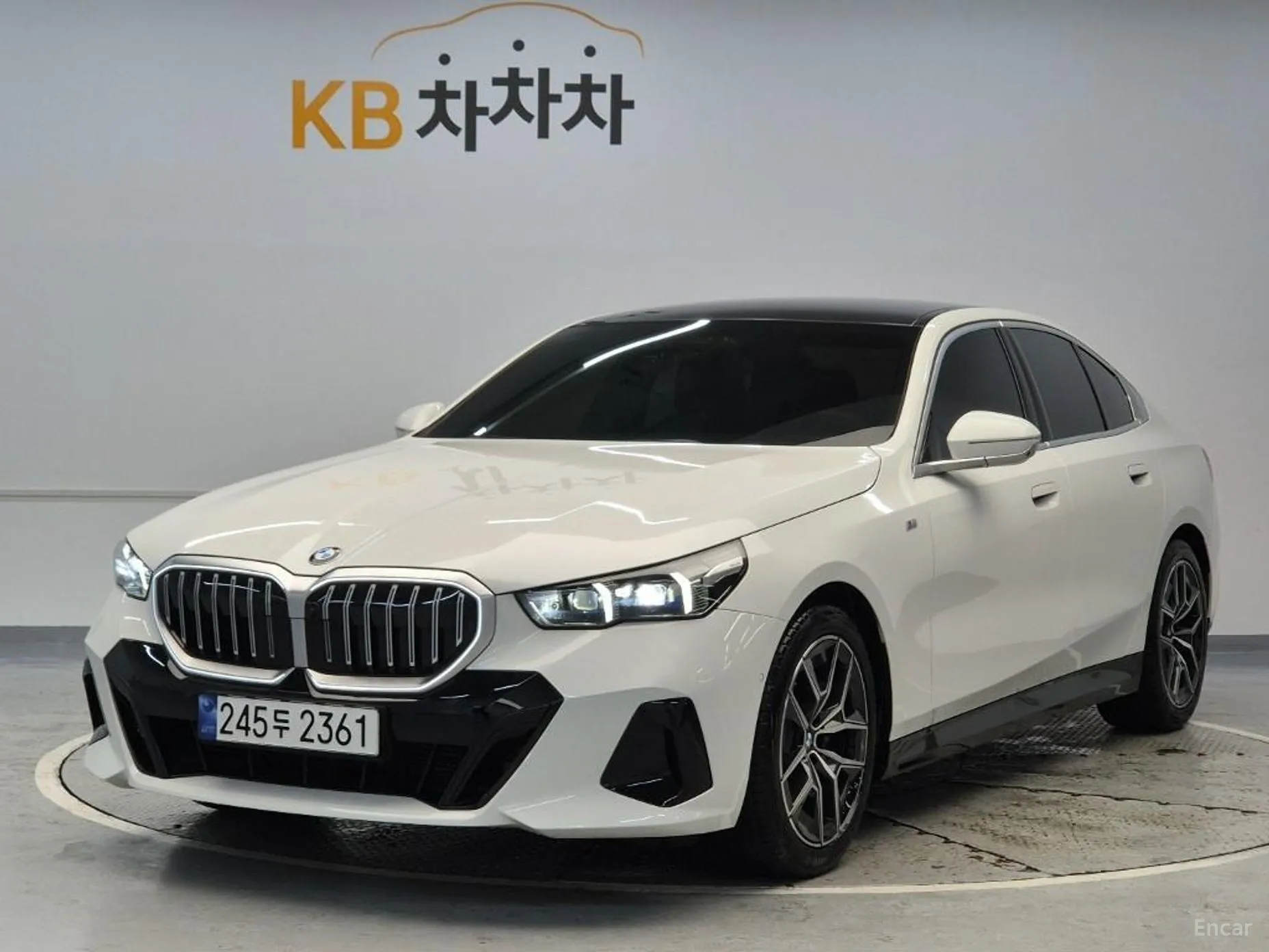 BMW 5 Series (G60) превью 2