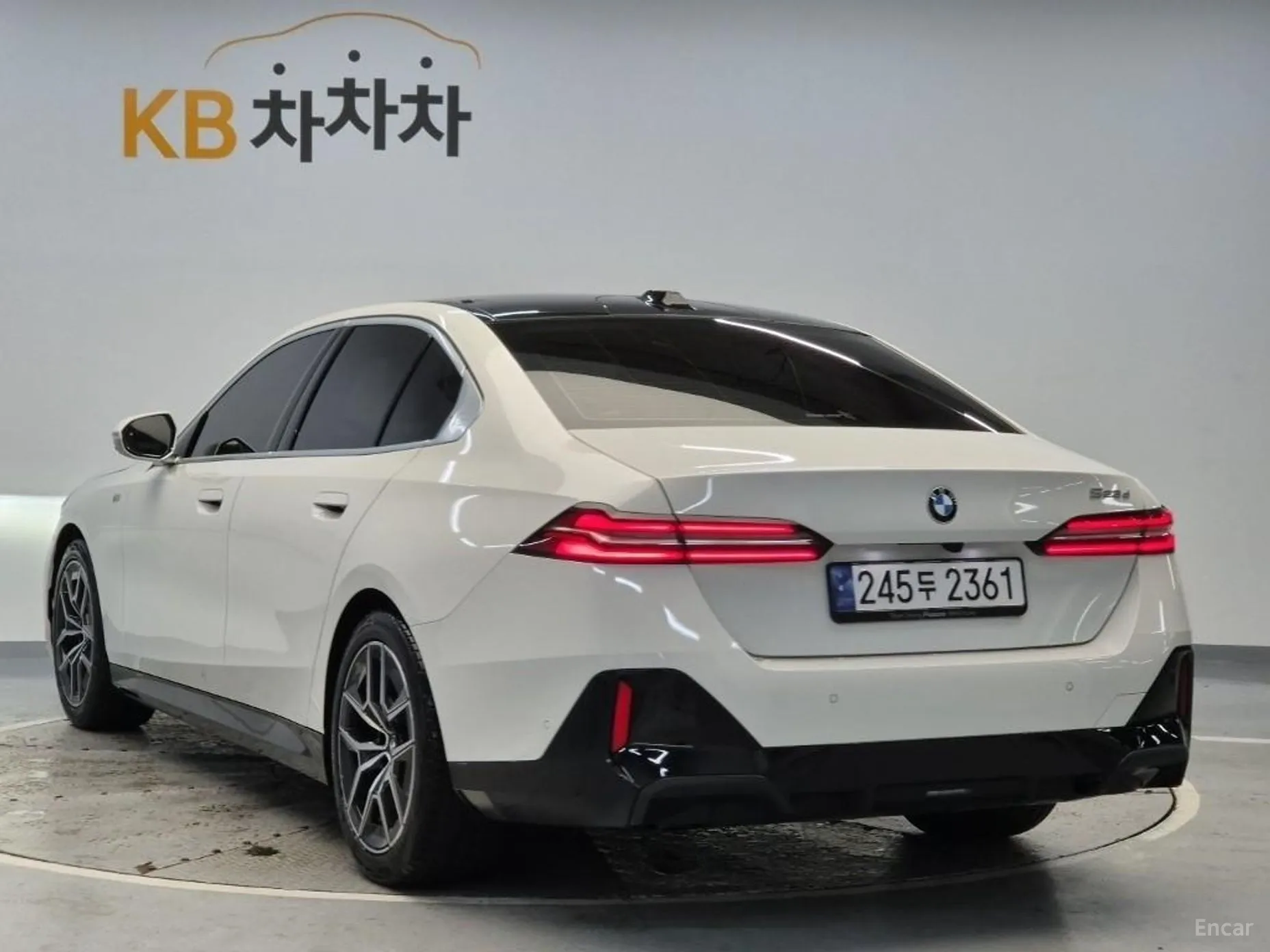 BMW 5 Series (G60) превью 3