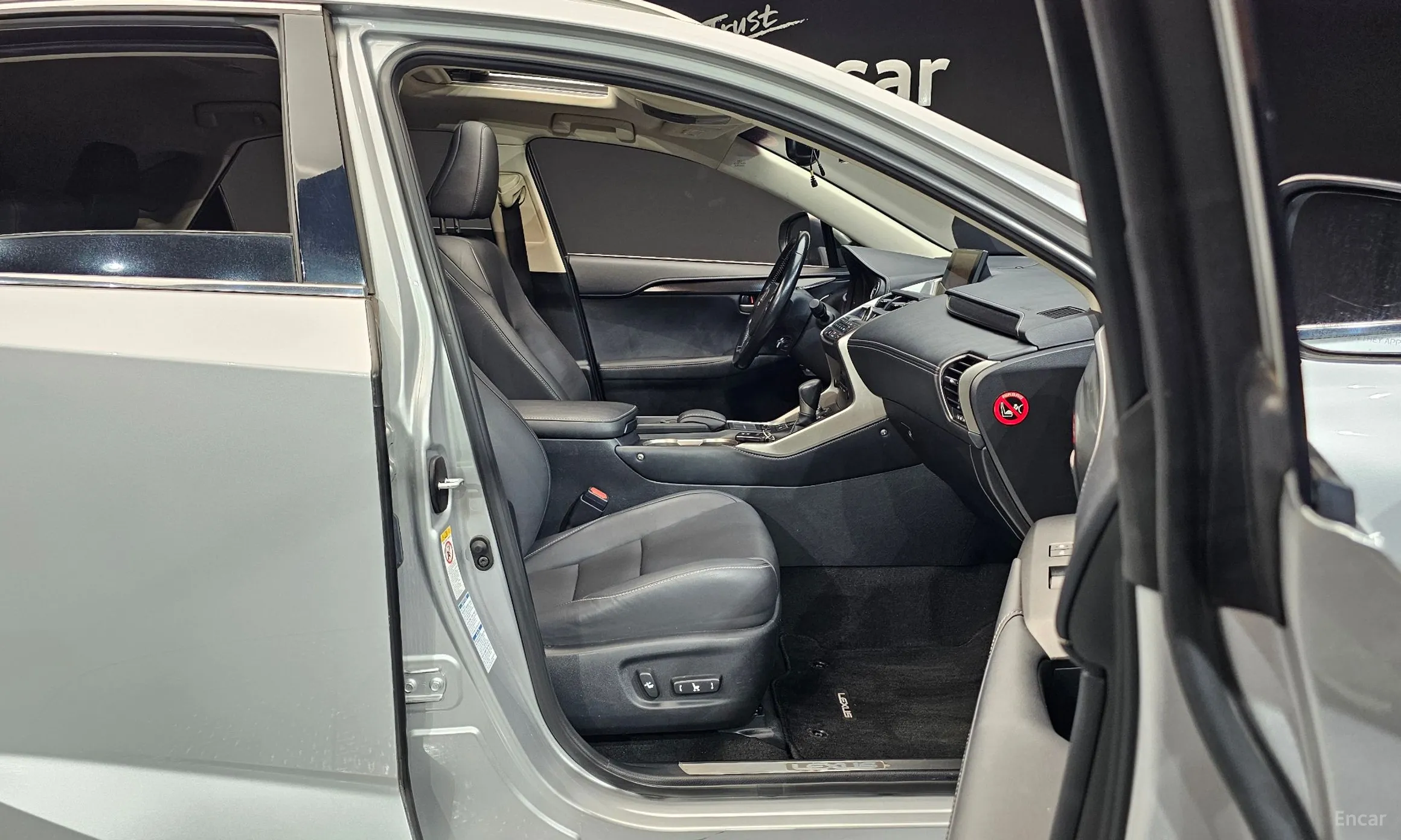 Lexus NX300h превью 10