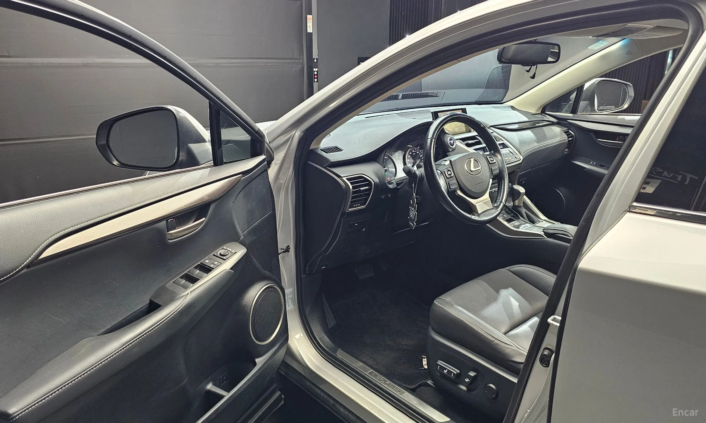 Lexus NX300h превью 11