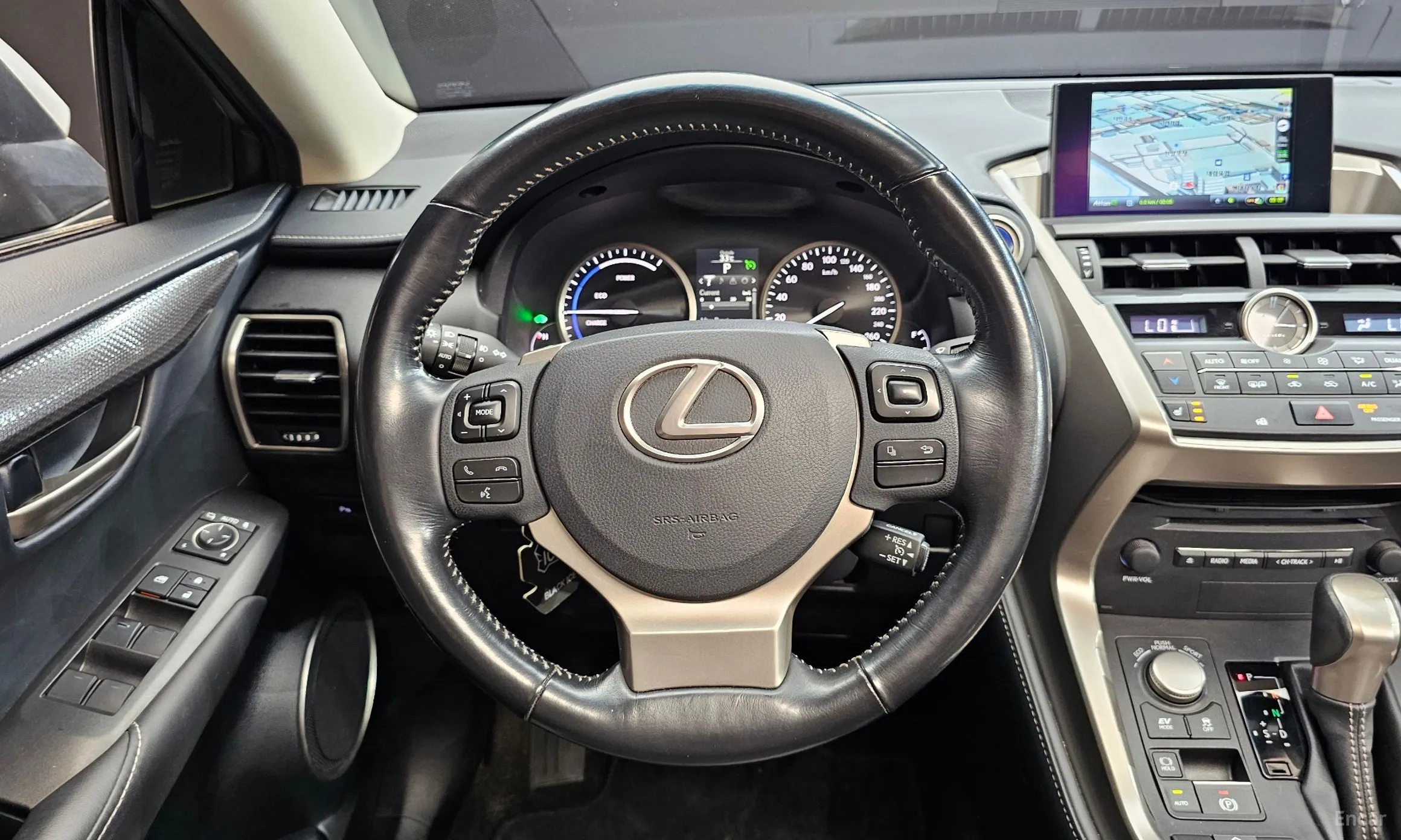 Lexus NX300h превью 13
