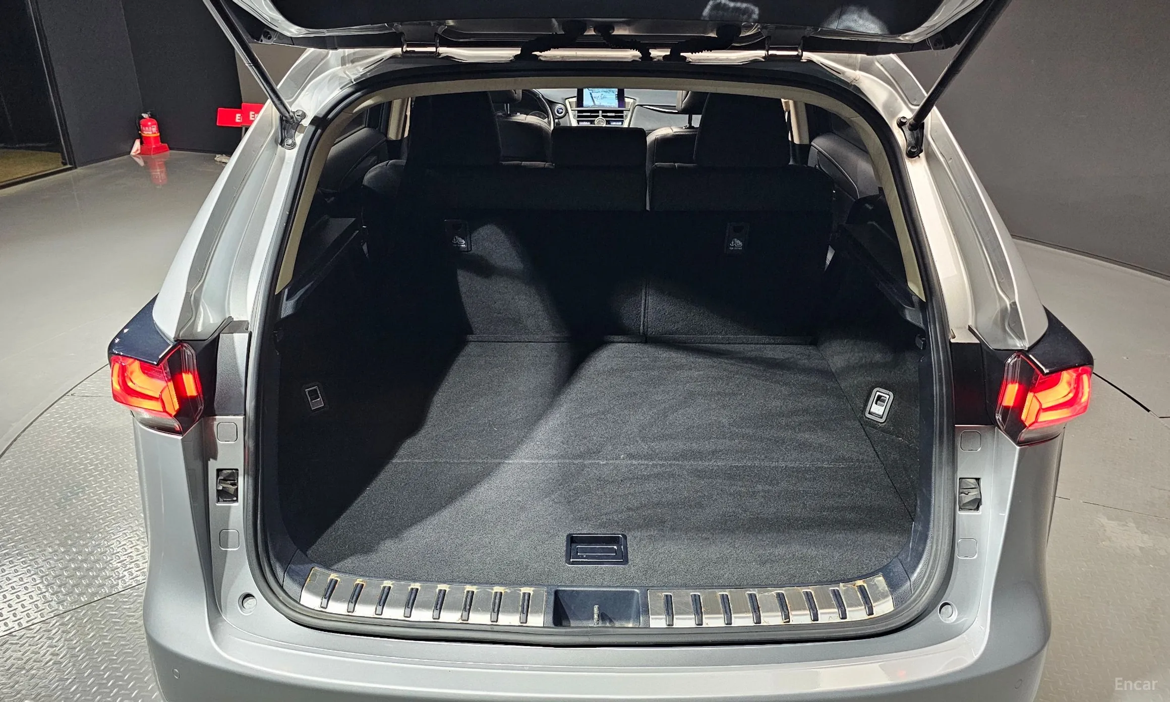 Lexus NX300h превью 20