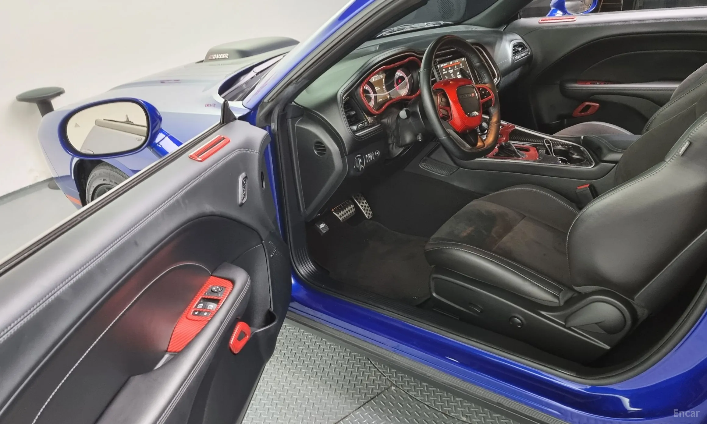 Dodge Challenger превью 10