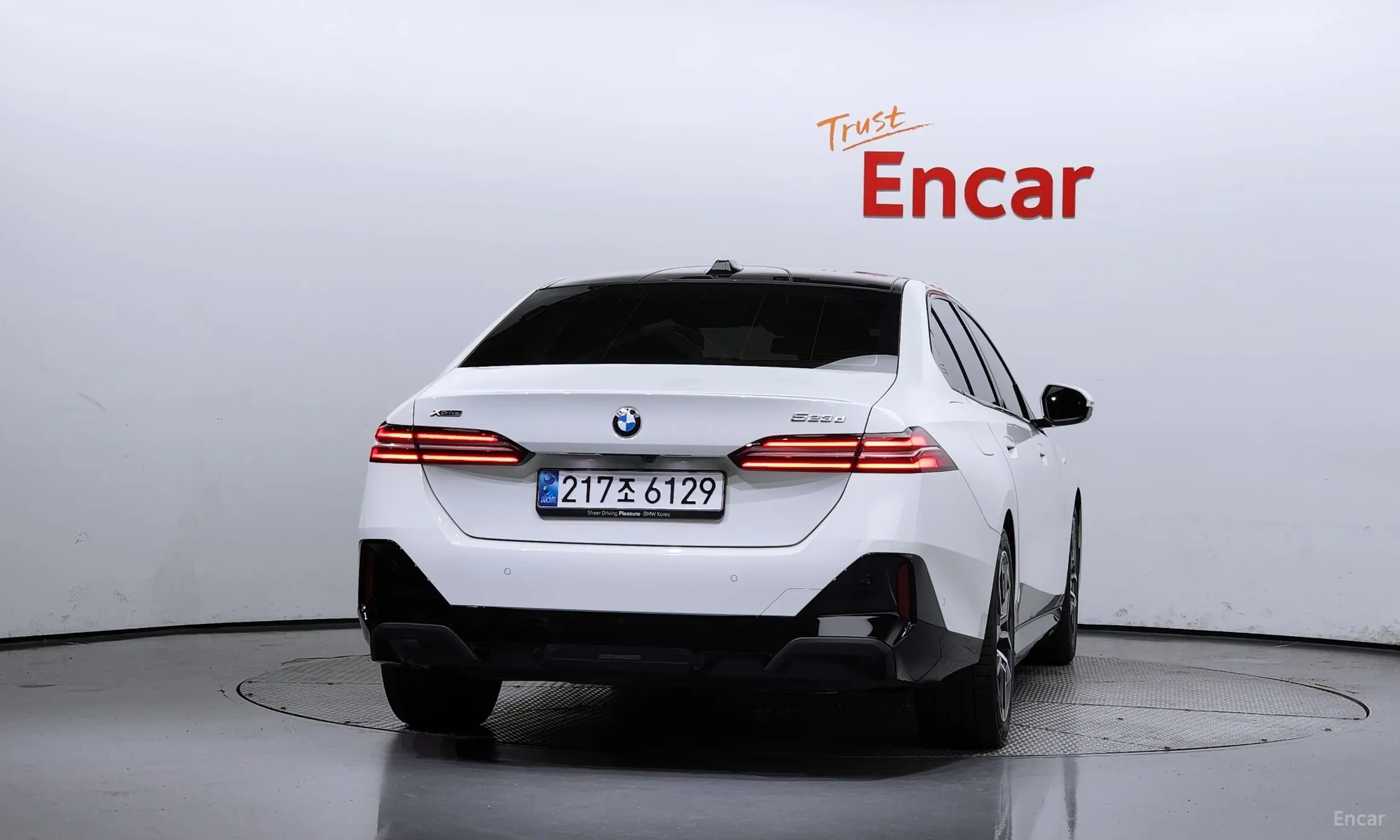 BMW 5 Series (G60) превью 3