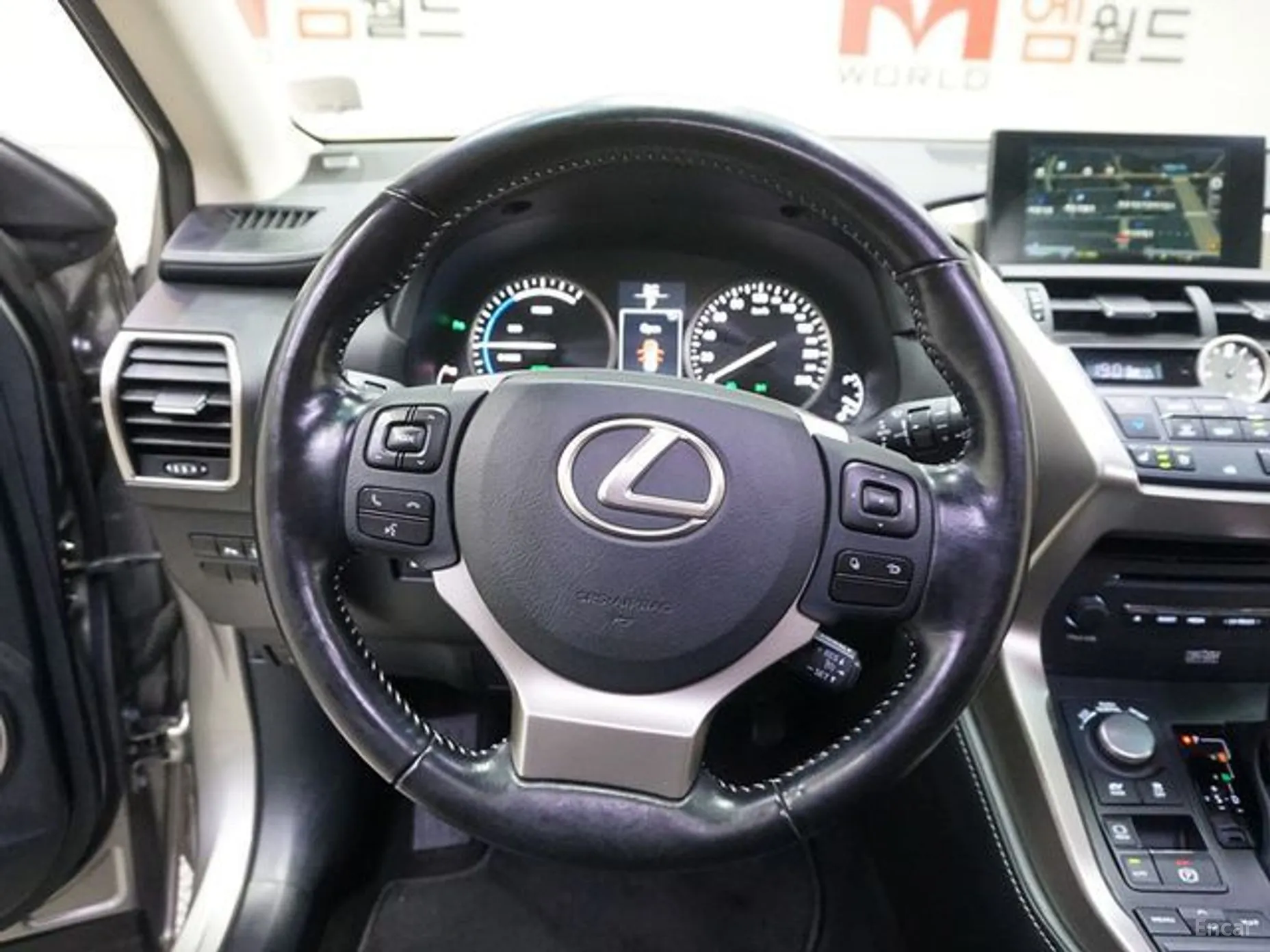 Lexus NX300h превью 14