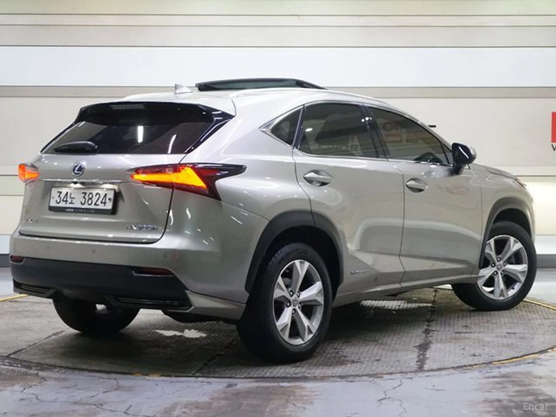 Lexus NX300h превью 4