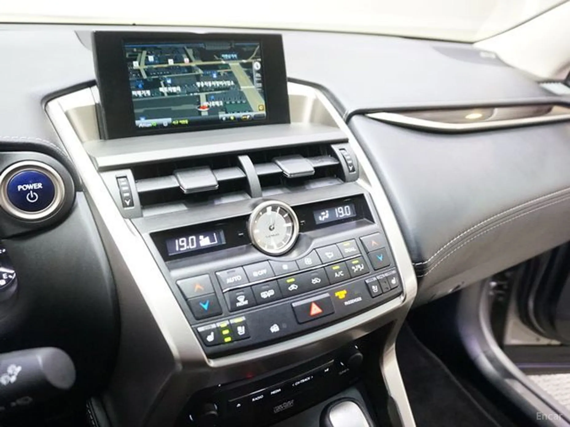 Lexus NX300h превью 5