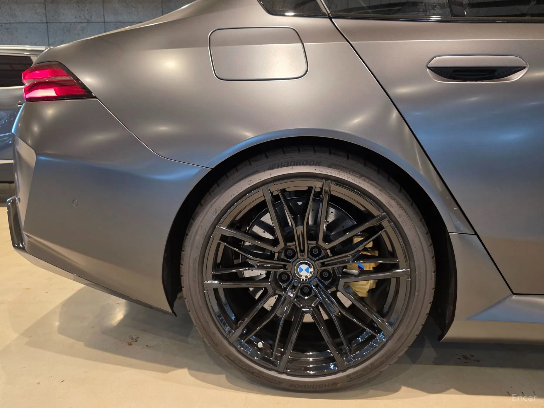 BMW M5 (G90) превью 4