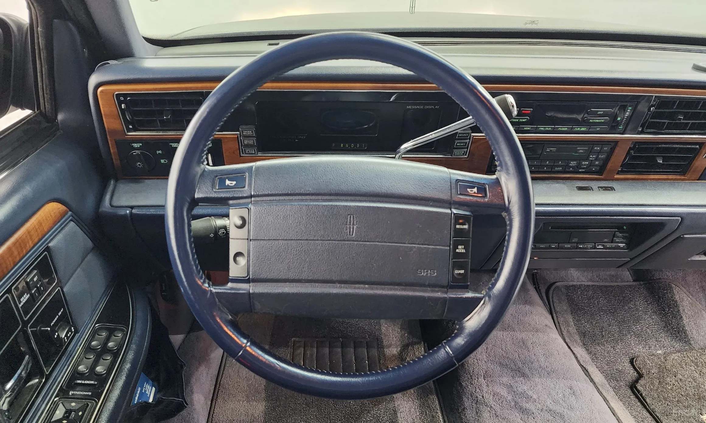 Lincoln Continental превью 13