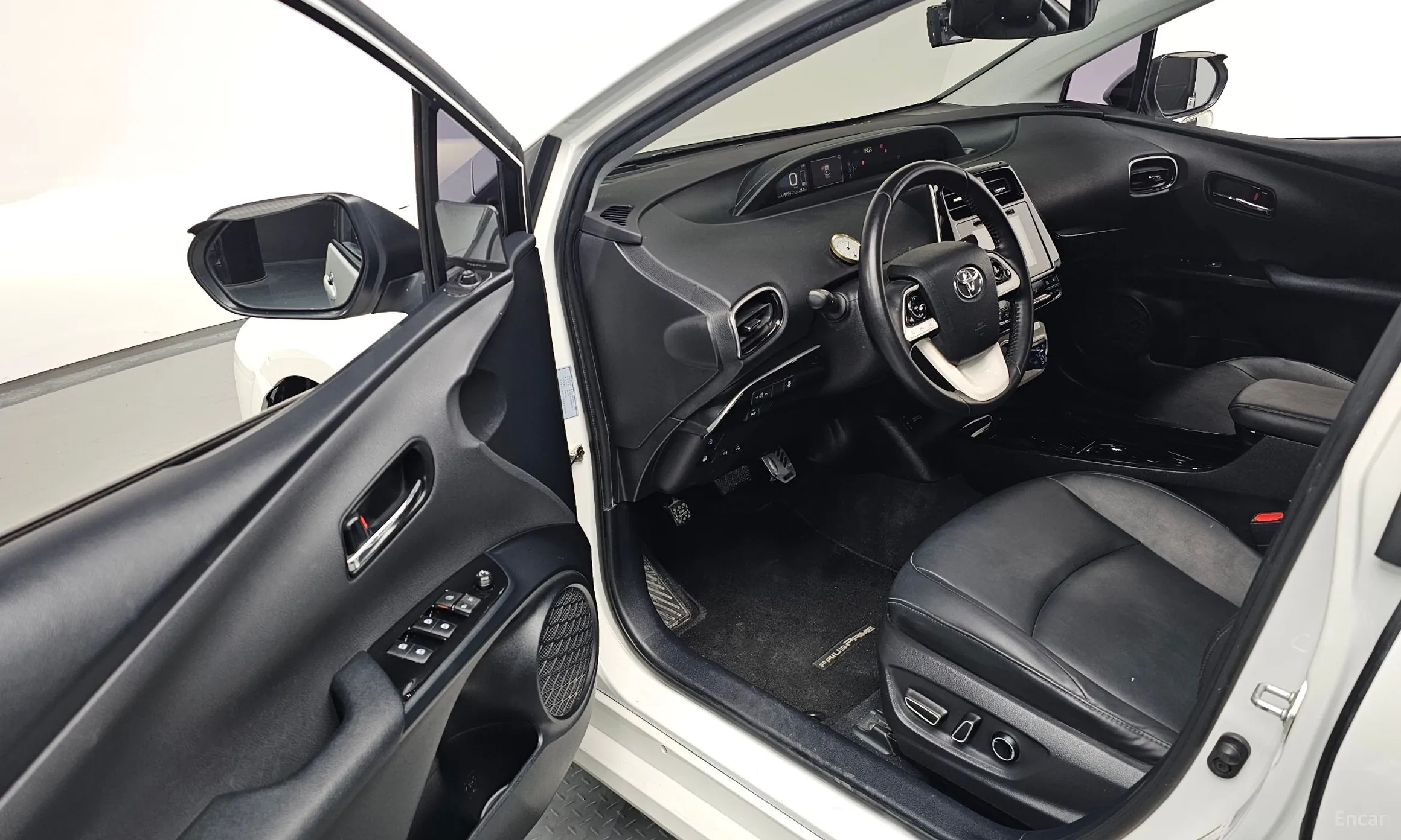 Toyota Prius Prime превью 12