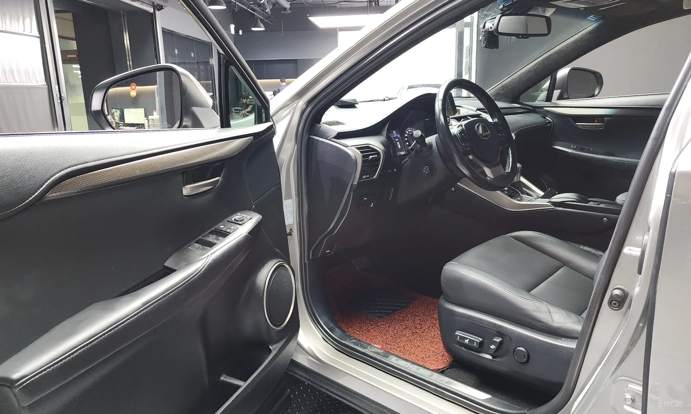 Lexus NX300h превью 10