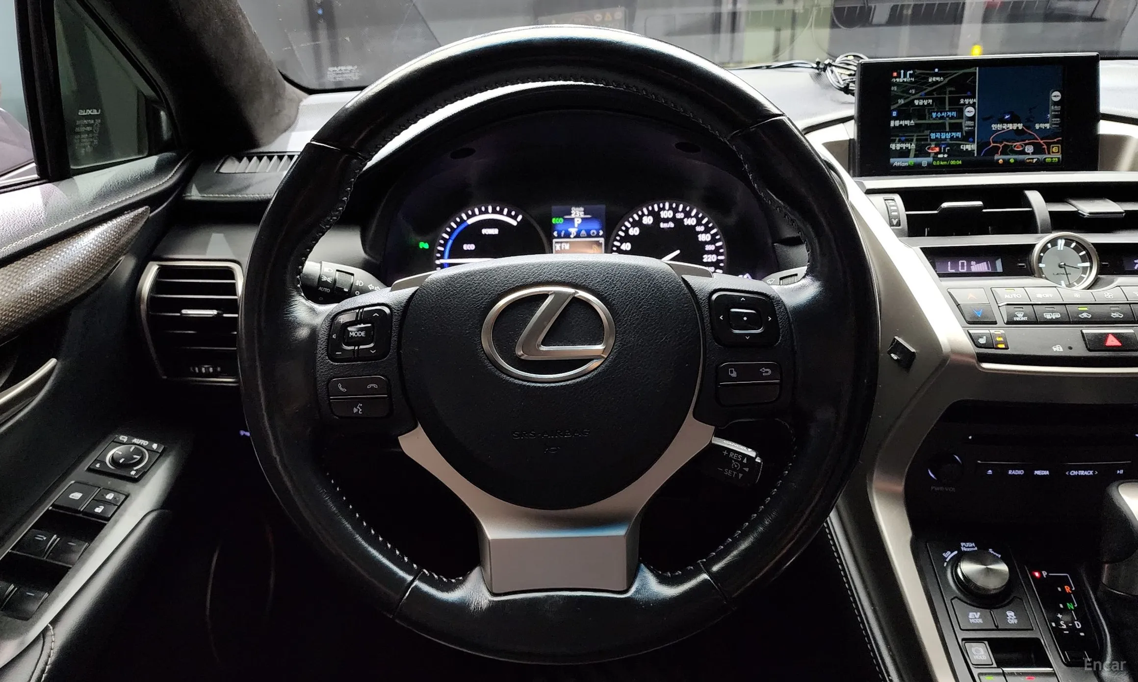Lexus NX300h превью 13