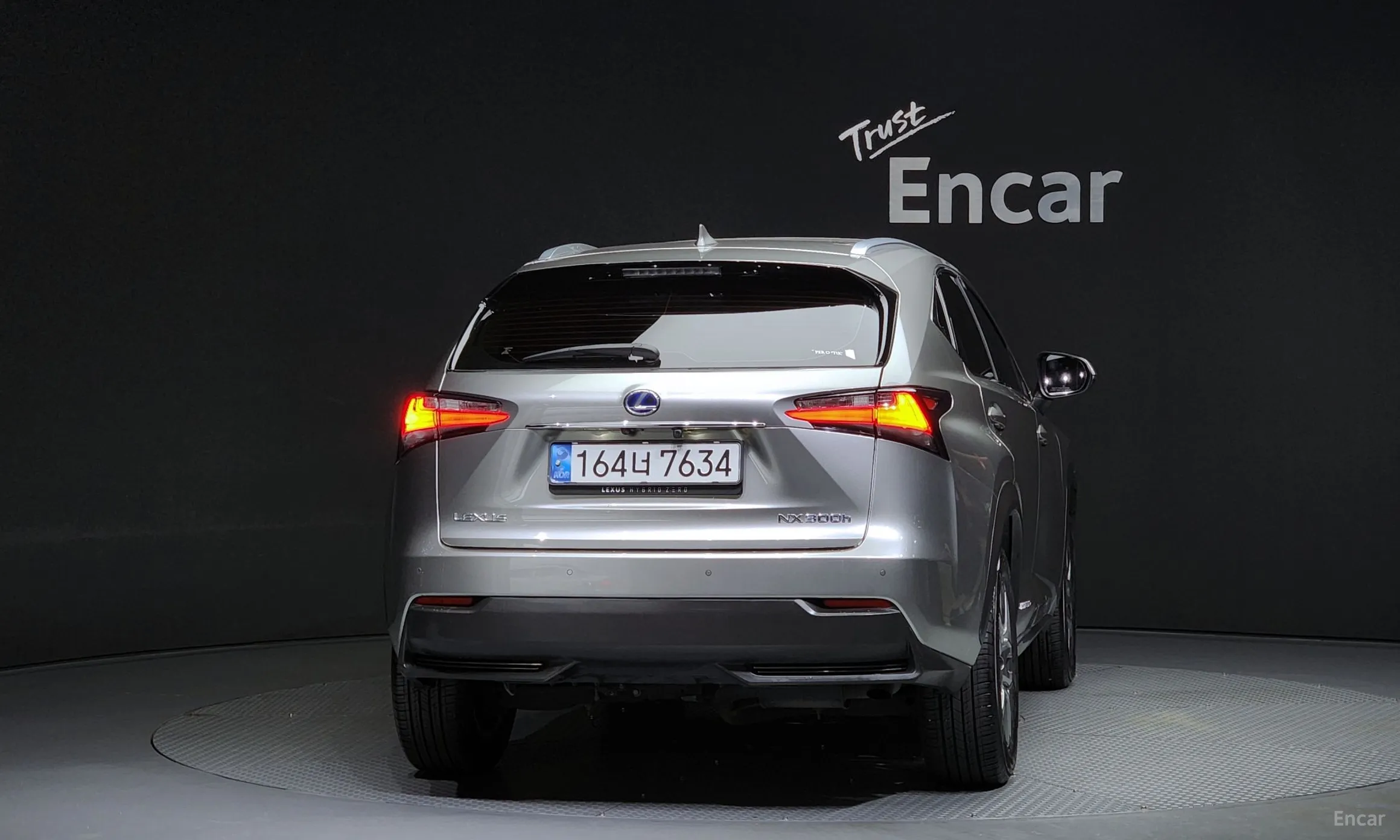 Lexus NX300h превью 4