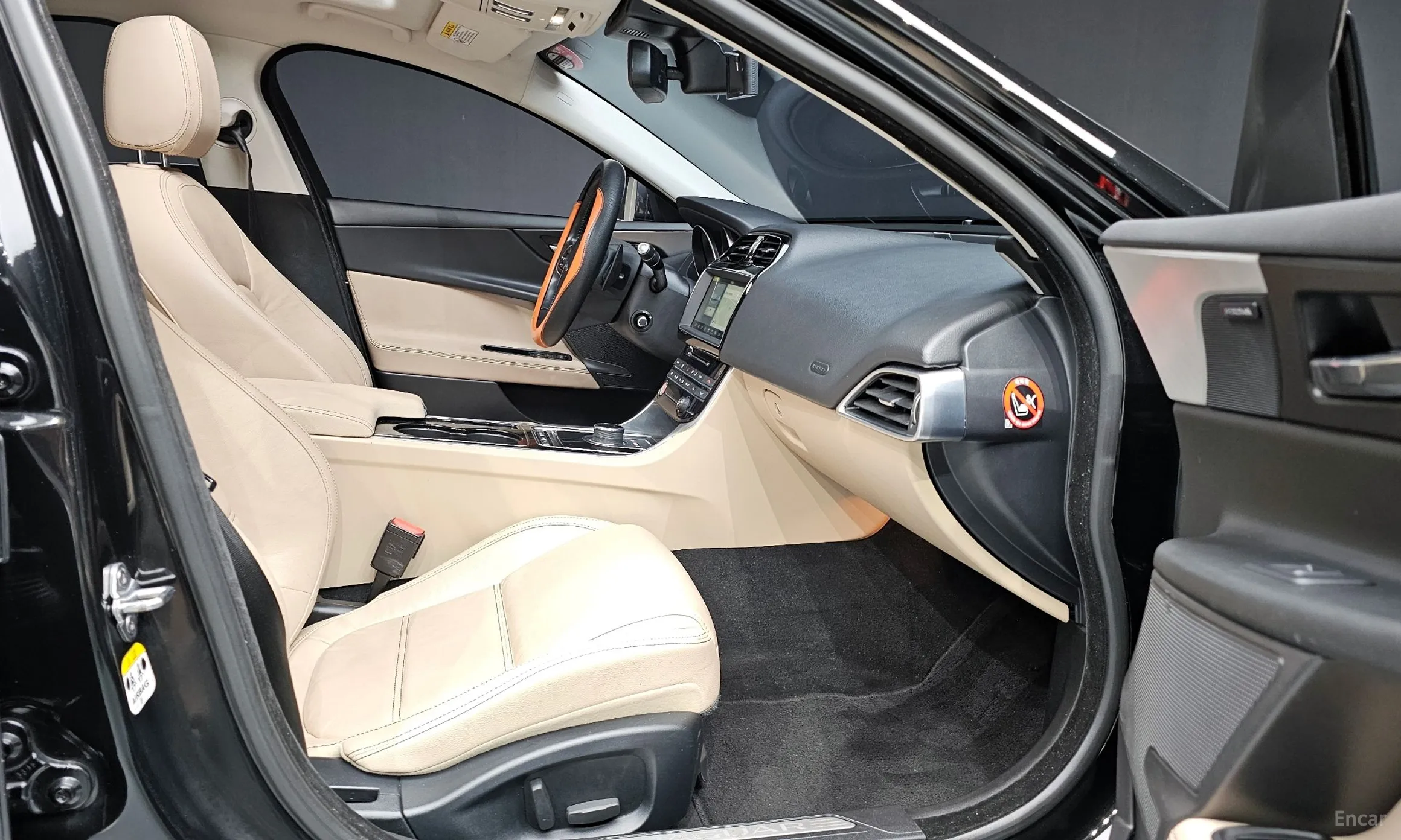 Jaguar XE превью 10