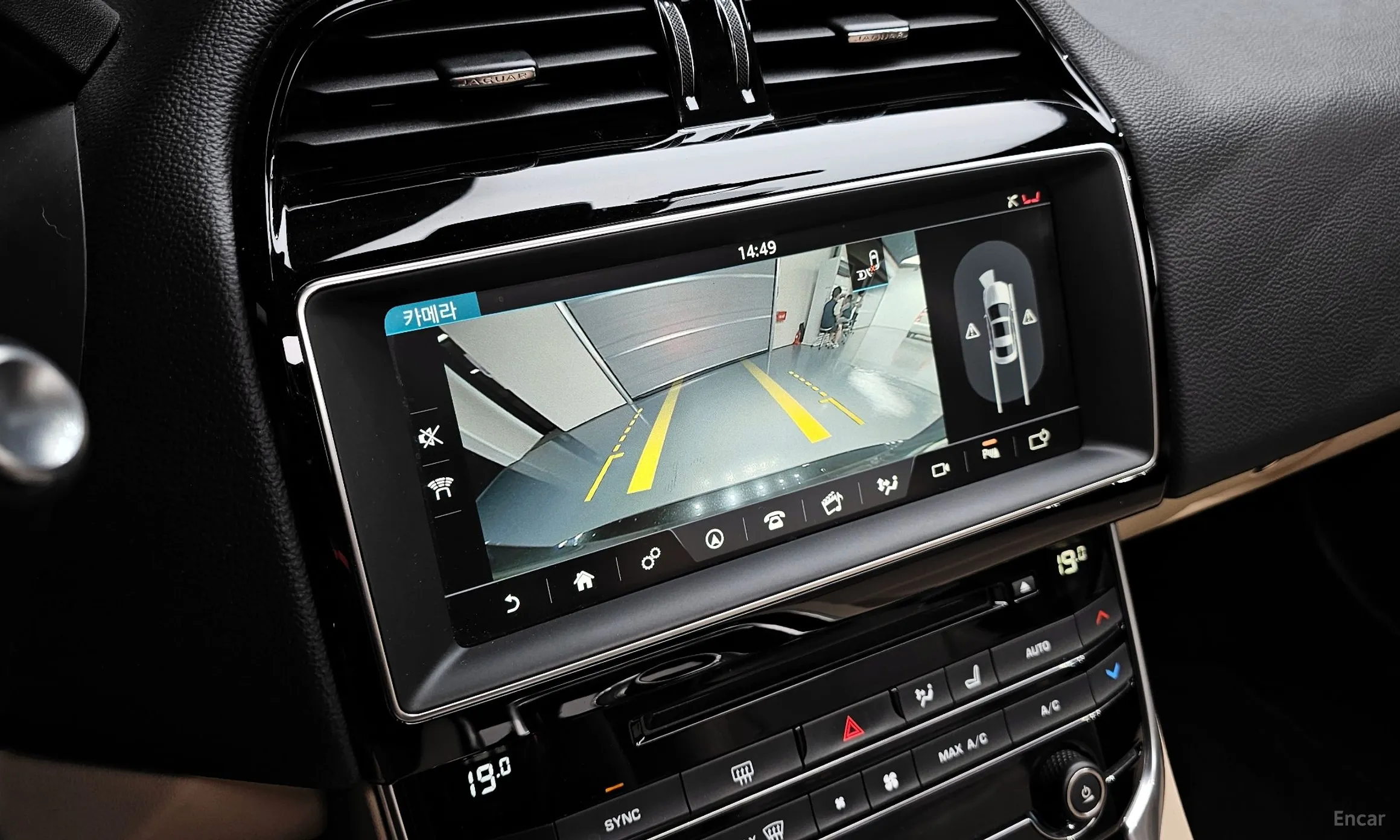 Jaguar XE превью 16