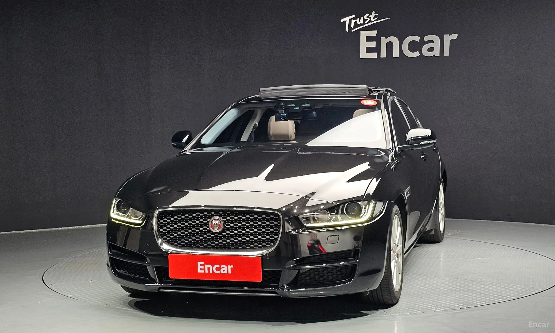 Jaguar XE превью 3
