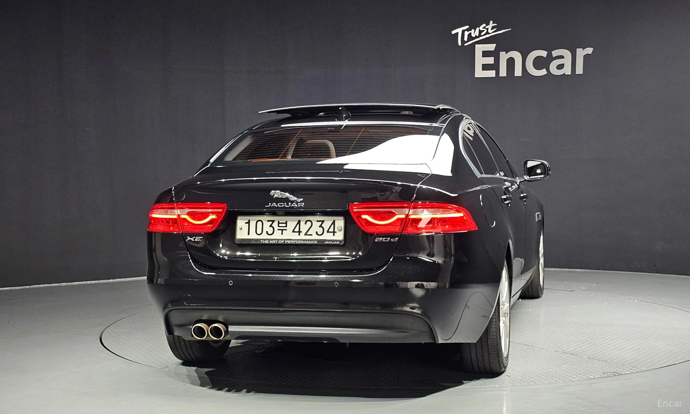 Jaguar XE превью 4
