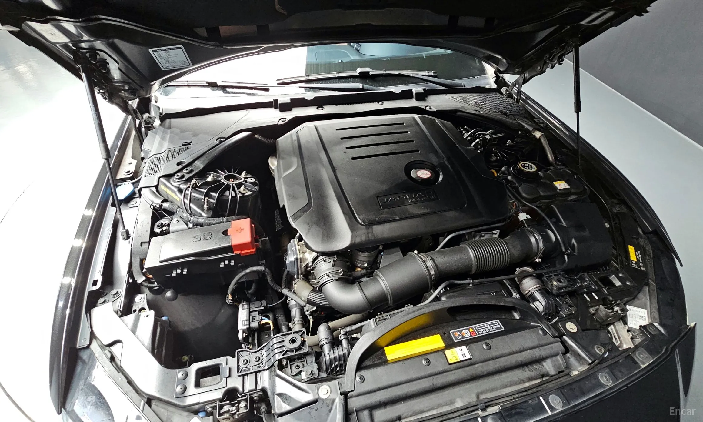 Jaguar XE превью 6