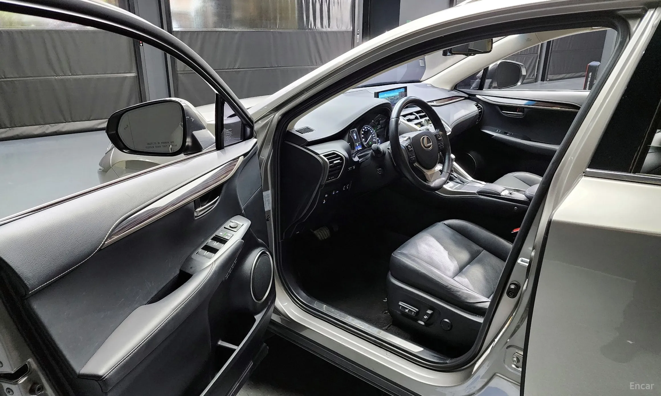 Lexus NX300h превью 10
