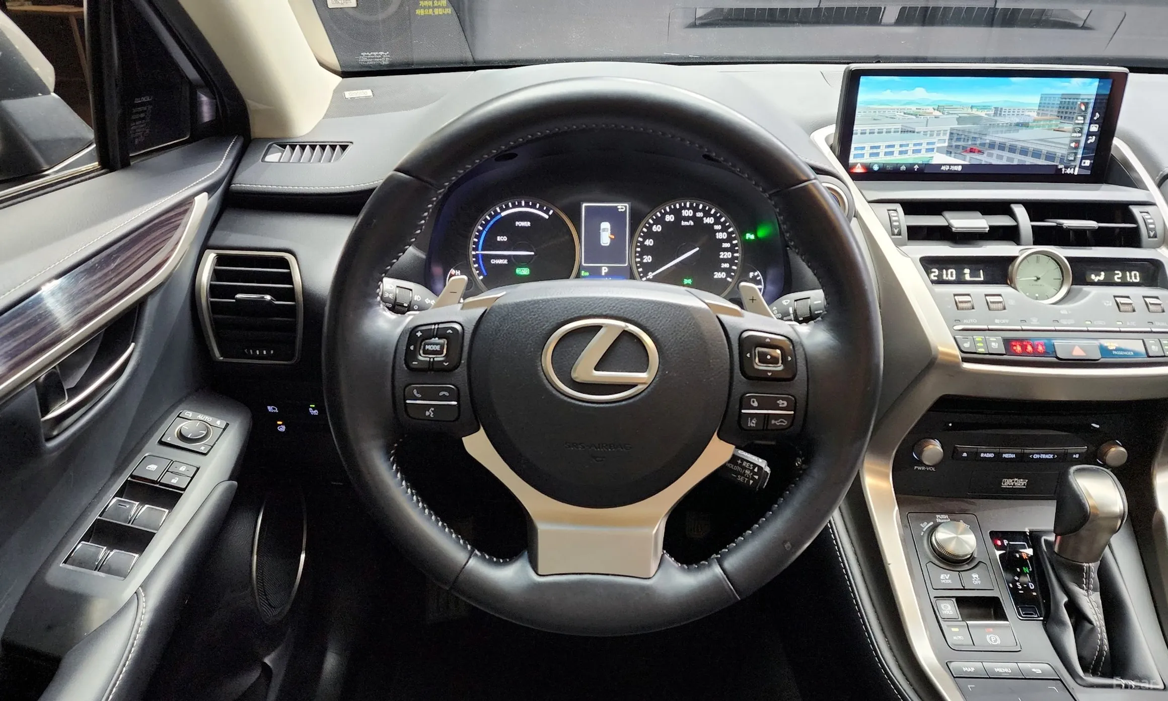 Lexus NX300h превью 13