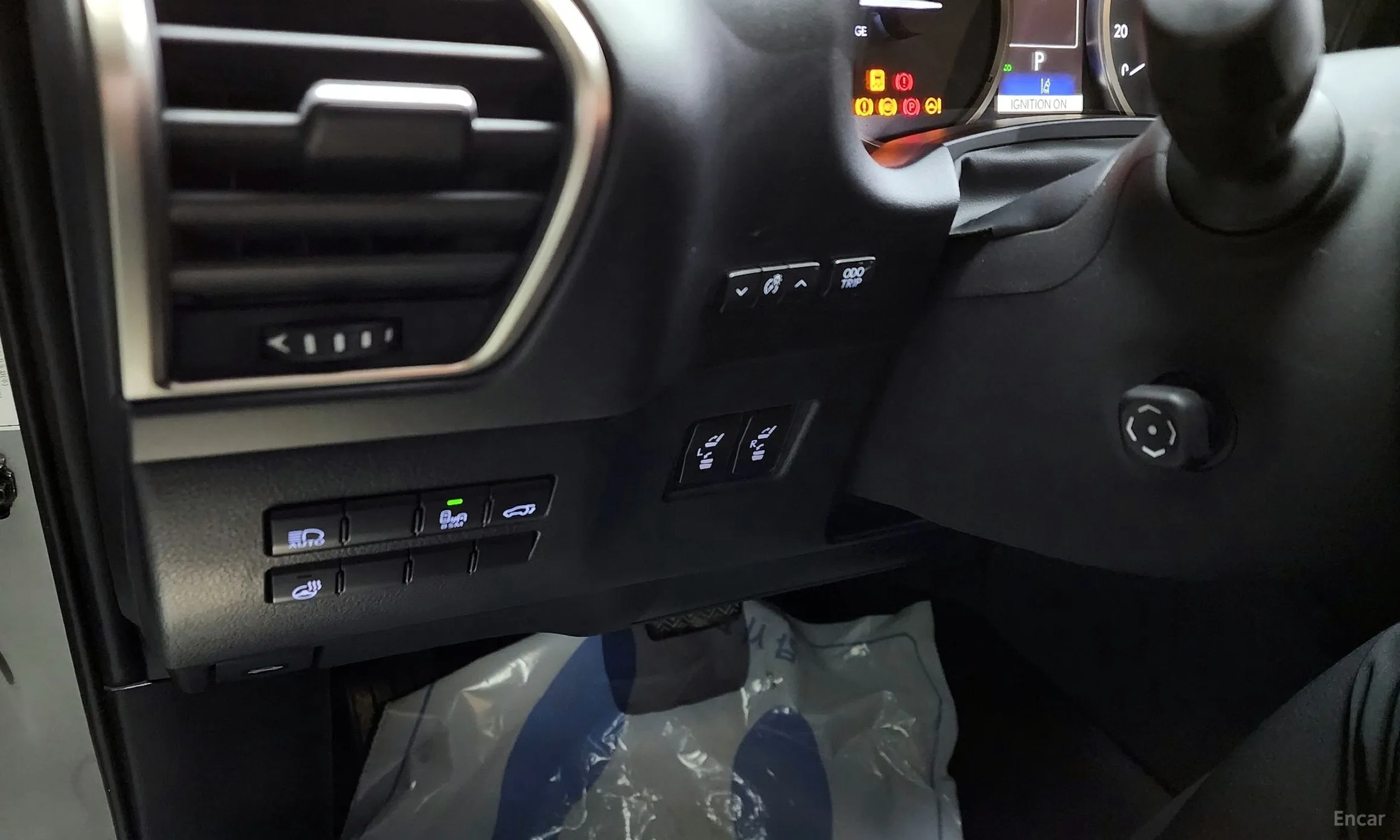 Lexus NX300h превью 17