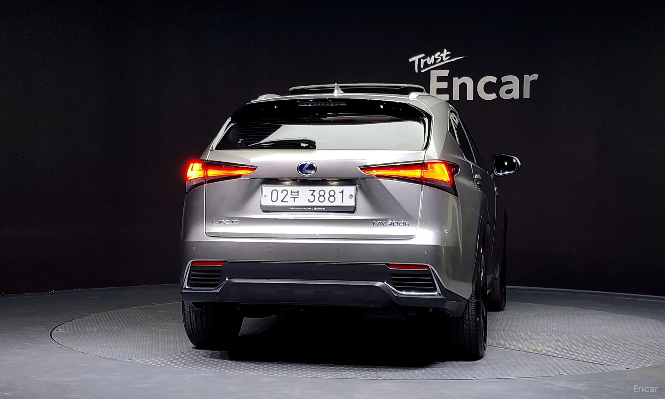 Lexus NX300h превью 4