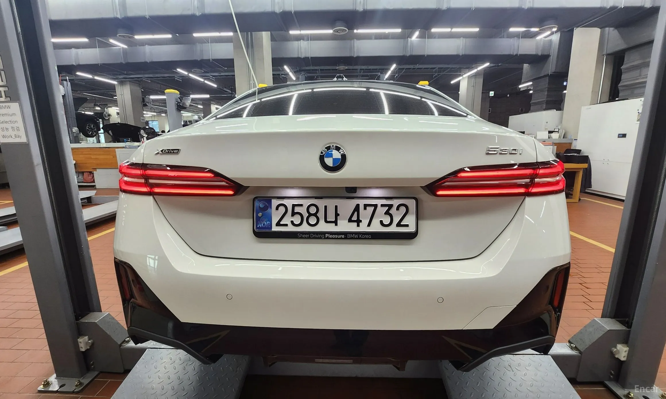 BMW 5 Series (G60) превью 2