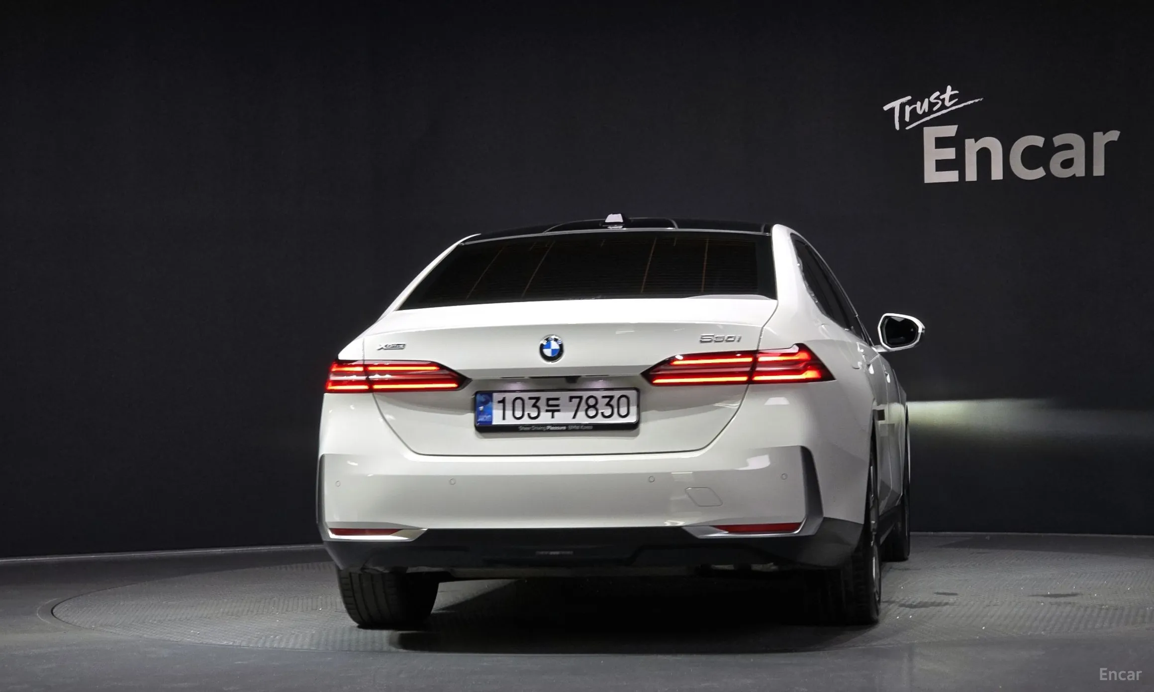 BMW 5 Series (G60) превью 3