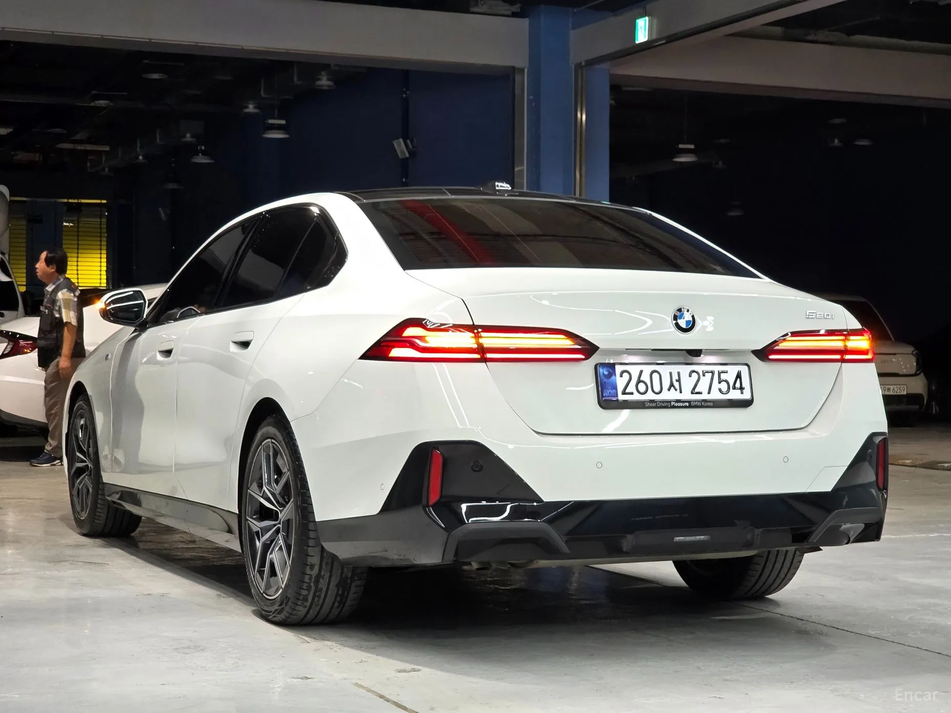 BMW 5 Series (G60) превью 3