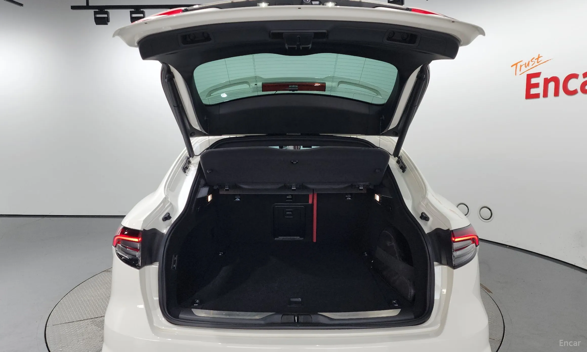 Maserati Levante превью 20