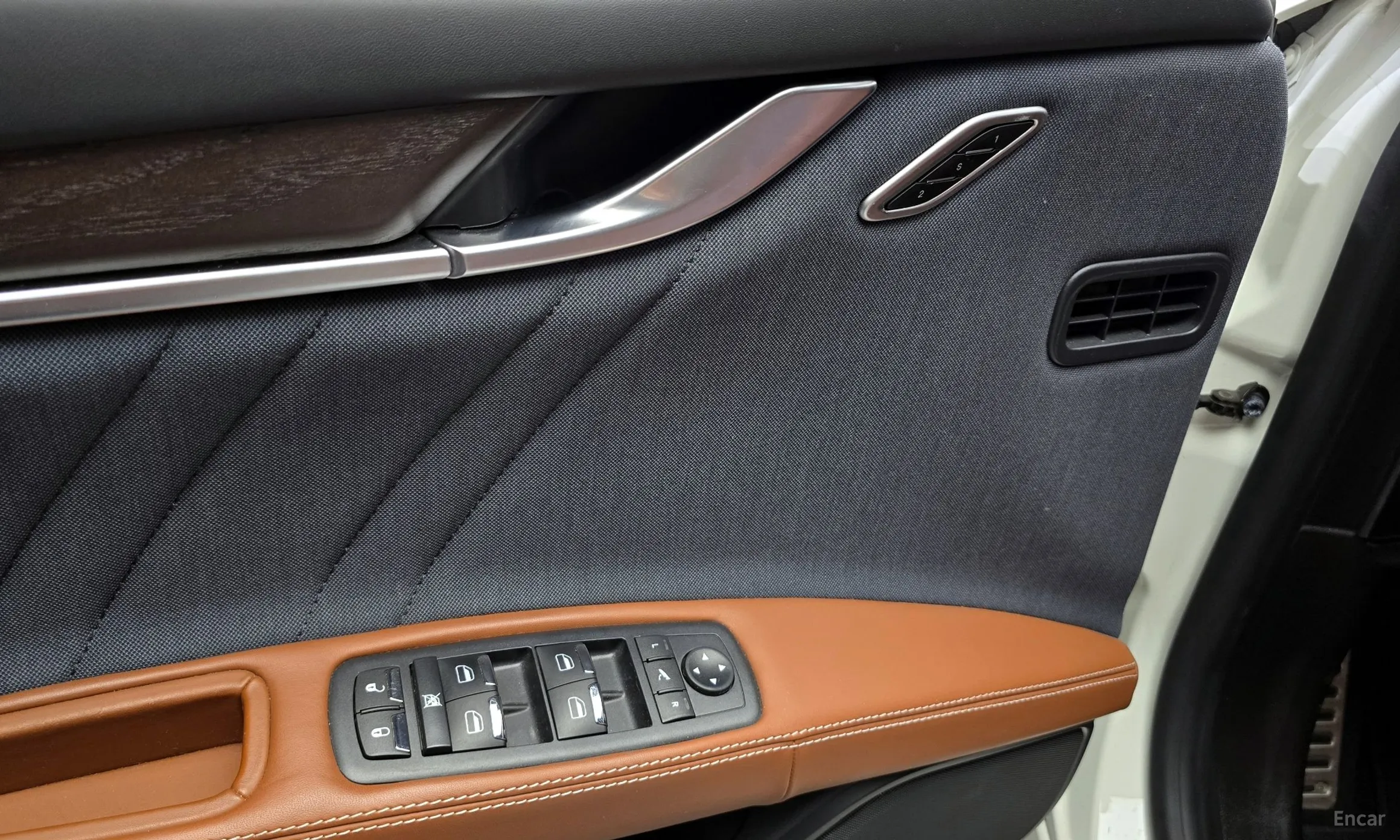Maserati Ghibli превью 14